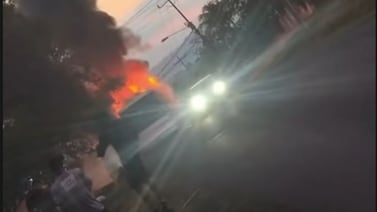 Voraz incendio consume autobús que transportaba equipo de Liga de Ascenso para su partido