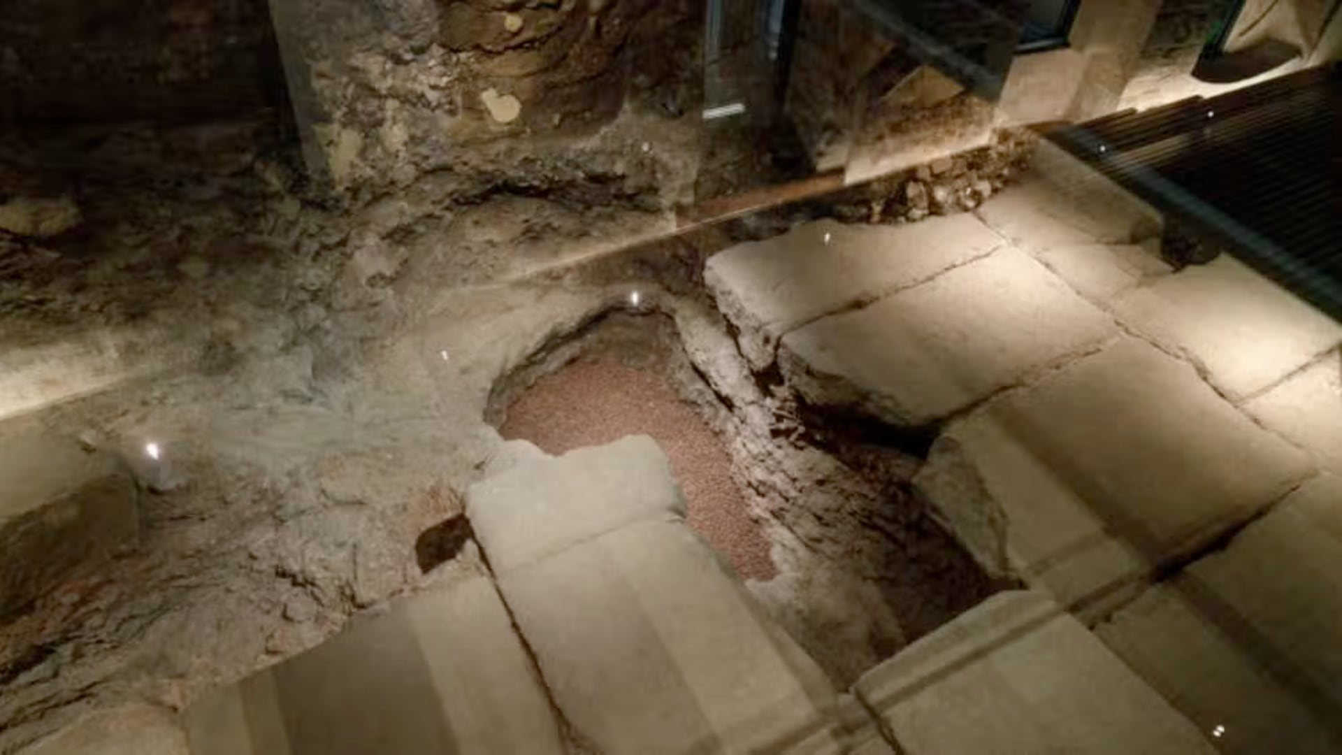 Obras para instalar un ascensor en un hotel de Barcelona sacaron a la luz el pavimento del foro romano de Barcino, con más de 2.000 años.