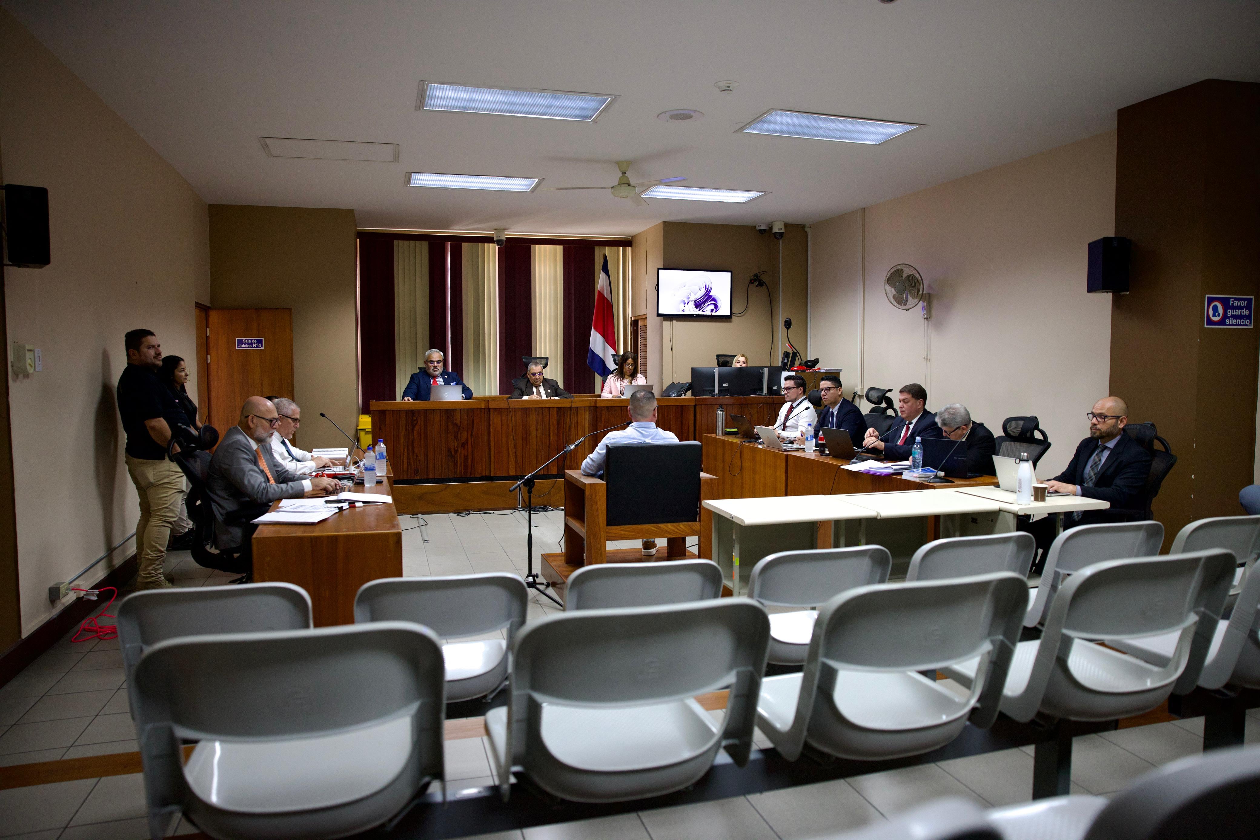 El caso conocido como "Gallo Tapado" trascendió en octubre del 2024 cuando el Banco Nacional reconoció que tenía un faltante de ¢3.293 millones en una de las bóvedas. El juicio por este caso transcurre en los Tribunales de Justicia de Goicoechea.