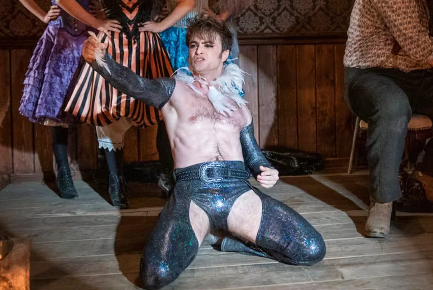 Daniel Radcliffe se divierte en la tercera temporada de Miracle Workers