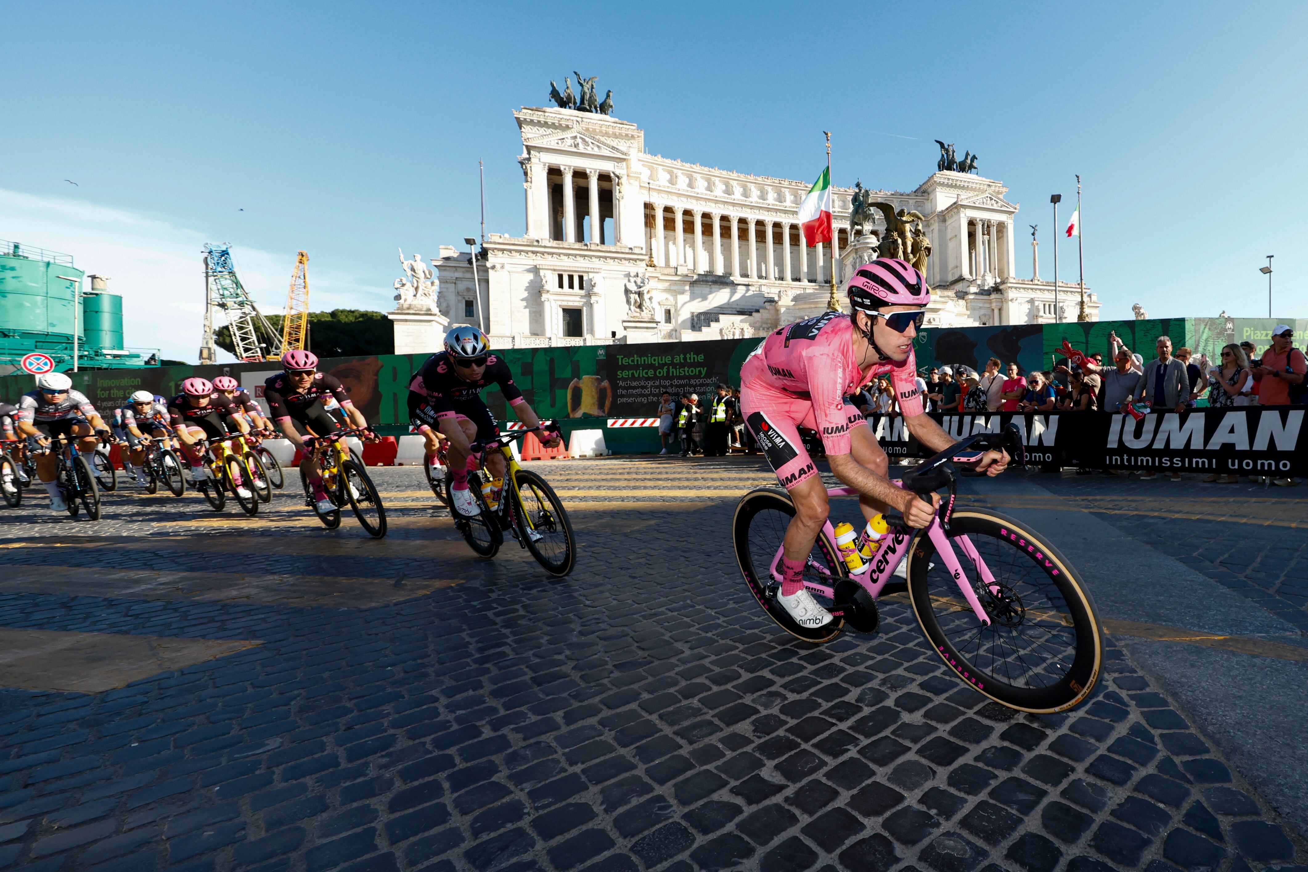 El ciclista británico Simon Yates encabeza el grupo del Giro de Italia a su paso por el monumento a Víctor Manuel II, uno de los sitios más emblemáticos de Roma.
