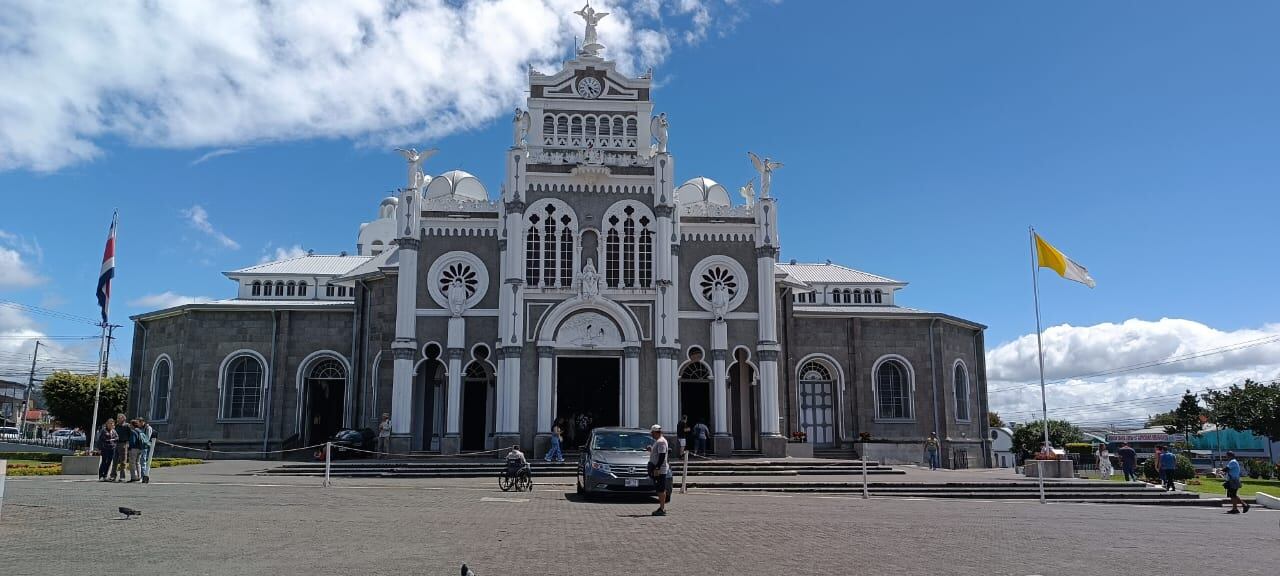 La Basílica de los Ángeles proclamó su neutralidad política tras la polémica por una publicación de la presidenta del partido de la candidata Laura Fernández, Mayuli Ortega, sobre una misa de acción de gracias por la campaña electoral.
