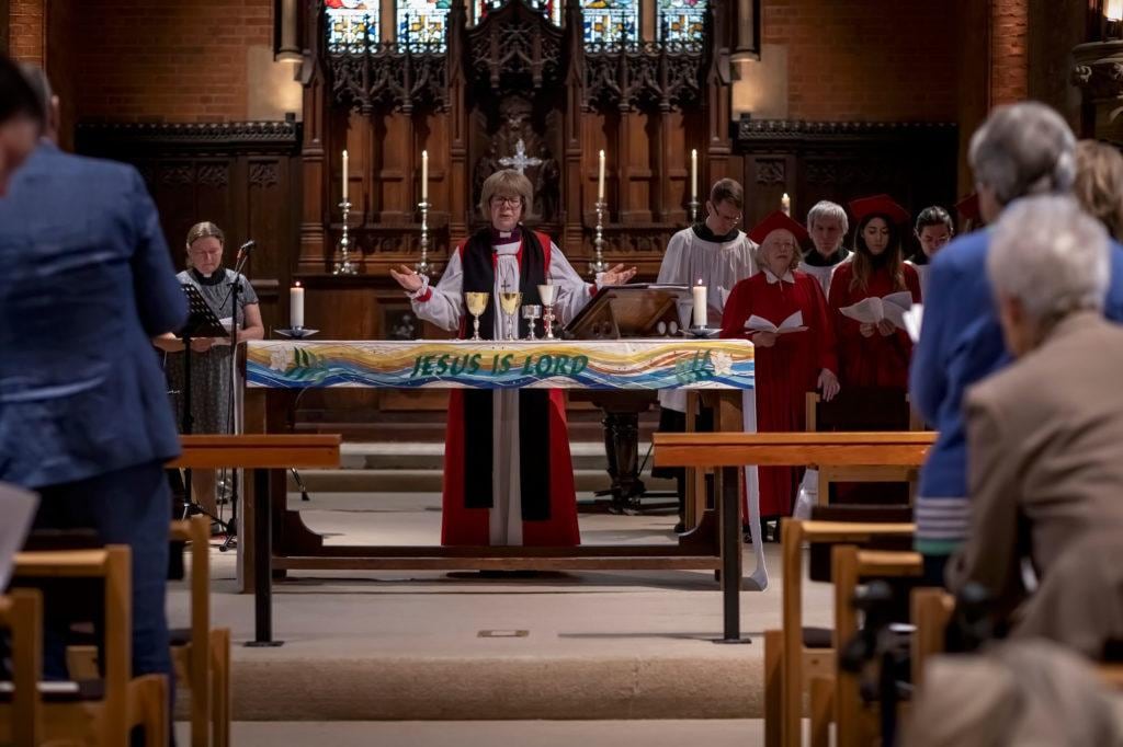 Sarah Mulllally ofreciendo un servicio en St. Dunstan, East Acton.