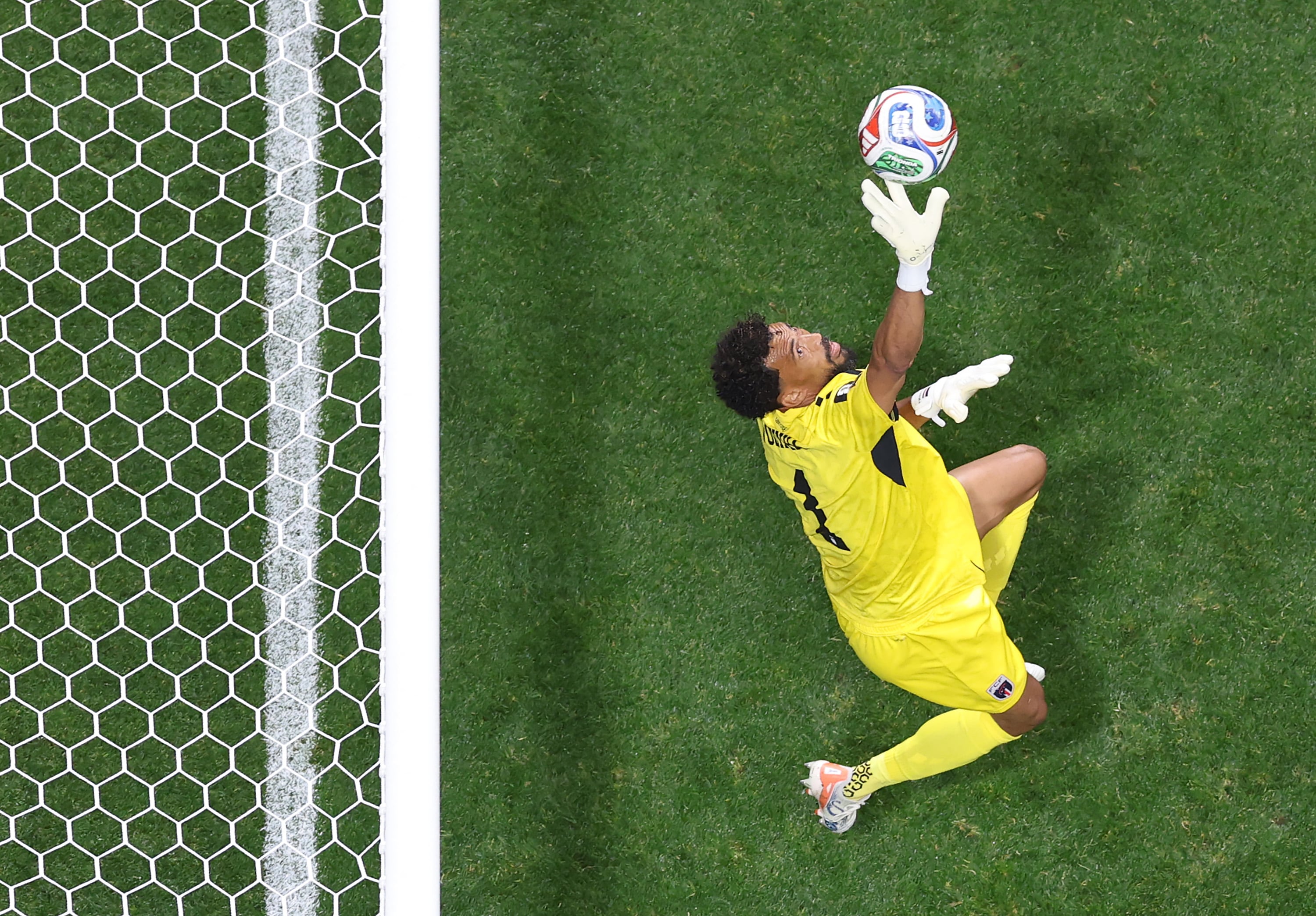 ATLANTA, GEORGIA - JUNE 15: Vozinha #1 of Cabo Verde makes a save during the FIFA World Cup 2026 Group H match between Spain and Cabo Verde at Atlanta Stadium on June 15, 2026 in Atlanta, Georgia. Justin Setterfield/Getty Images/AFP (Photo by Justin Setterfield / GETTY IMAGES NORTH AMERICA / Getty Images via AFP)