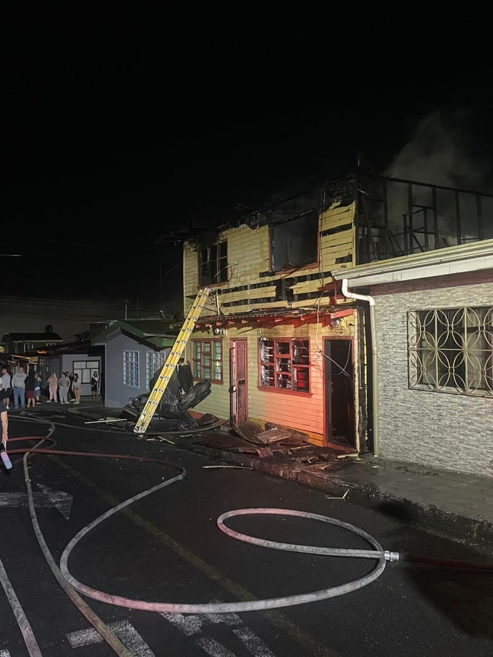 Vivienda de dos pisos afectada por incendio en Cartago. Las llamas consumieron un 90% de la estructura.