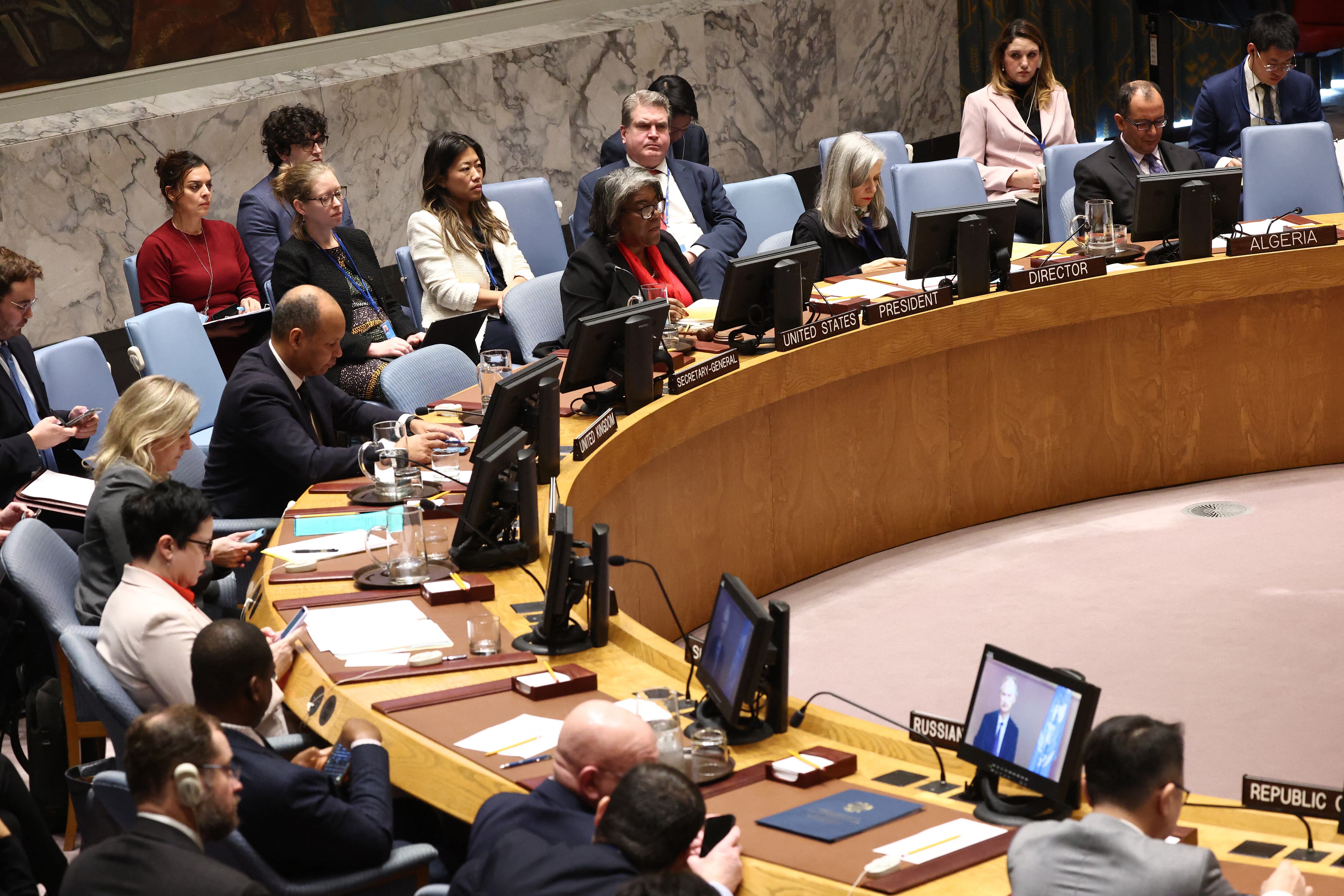 Miembros del Consejo de Seguridad de la ONU escuchan a Linda Thomas-Greenfield, embajadora de EE. UU., durante una reunión sobre la situación en Medio Oriente, el 17 de diciembre de 2024 en Nueva York.