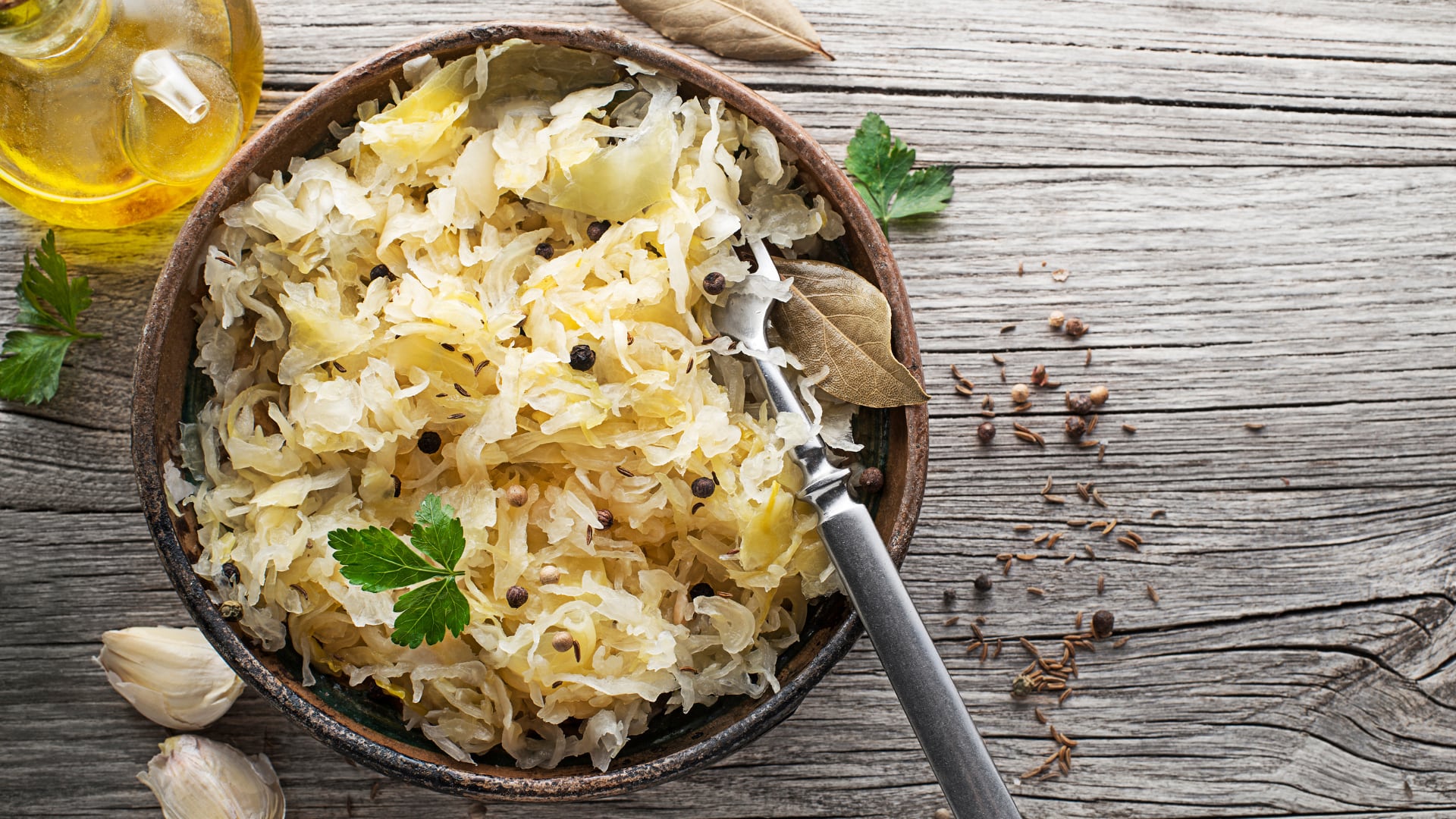 Repollo fermentado que aporta probióticos naturales, estimula la microbiota intestinal y ayuda a reforzar las defensas del organismo.