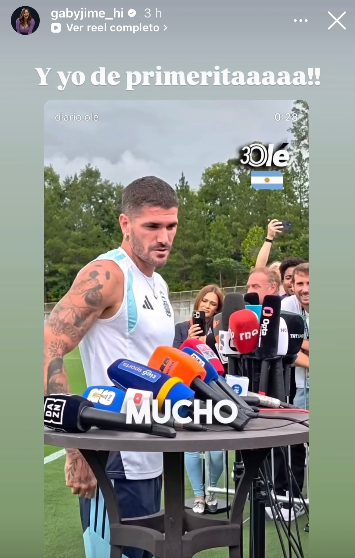 Gabriela Jiménez estuvo en la práctica de Argentina previo a la semifinal en el Mundial 2026, donde Rodrigo De Paul atendió a los medios.