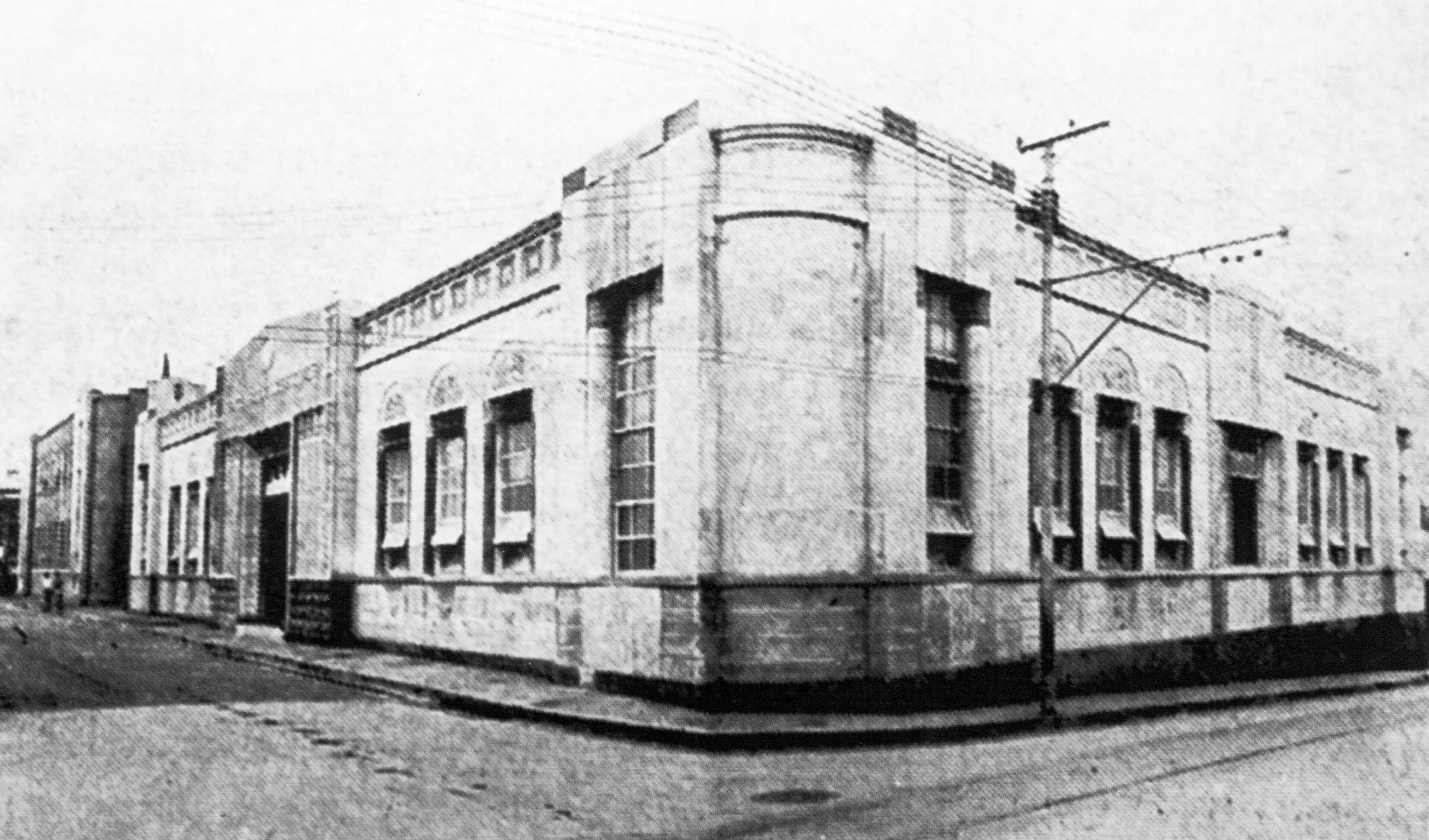 Edificio del Banco Nacional de Seguros, en la esquina suroeste de avenida Central
y calles 10, hacia 1945. Fotografía de autor no determinado.