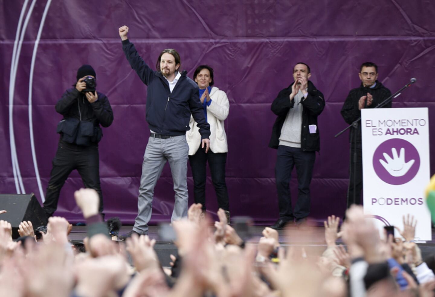 Podemos supera al PSOE en intención de voto y amenaza al PP en España ...