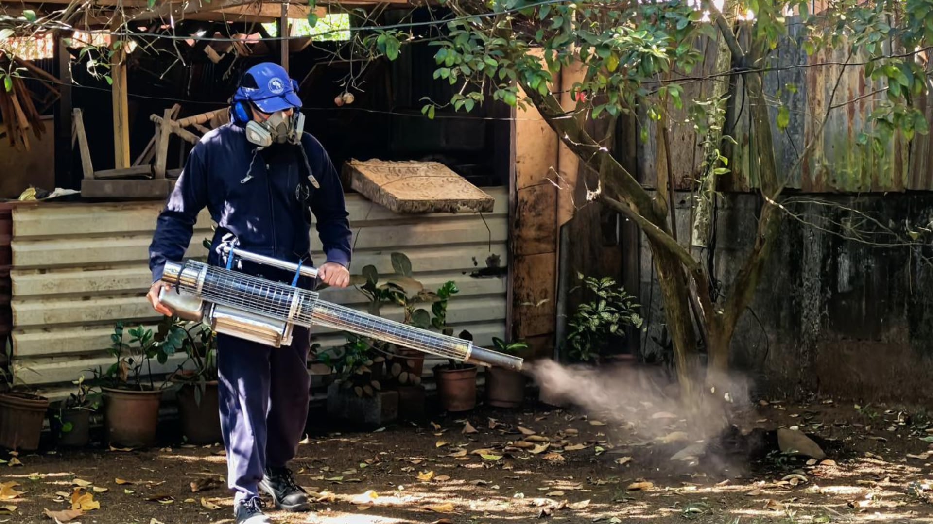 Las intervenciones sanitarias incluyen visitas casa por casa y el uso de equipos de fumigación para reducir el riesgo de propagación de chikungunya en Esparza.