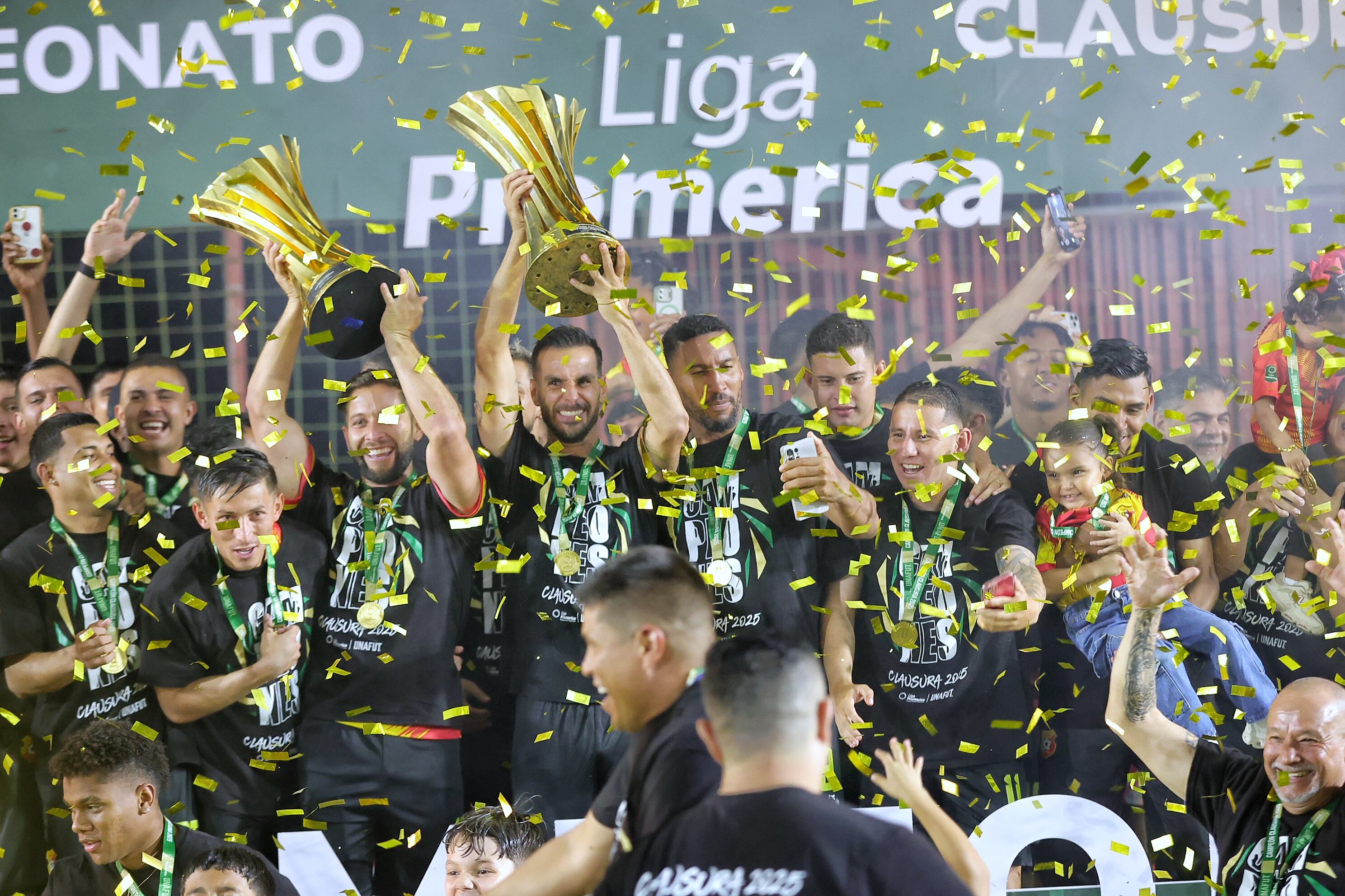 28/05/2025/ Juego entre Club Sport Herediano vs Liga Deportiva Alajuelense por el partido de vuelta de la gran final el torneo Clausura de la Liga Promerica en el estadio Carlos Alvarado / foto John Durán