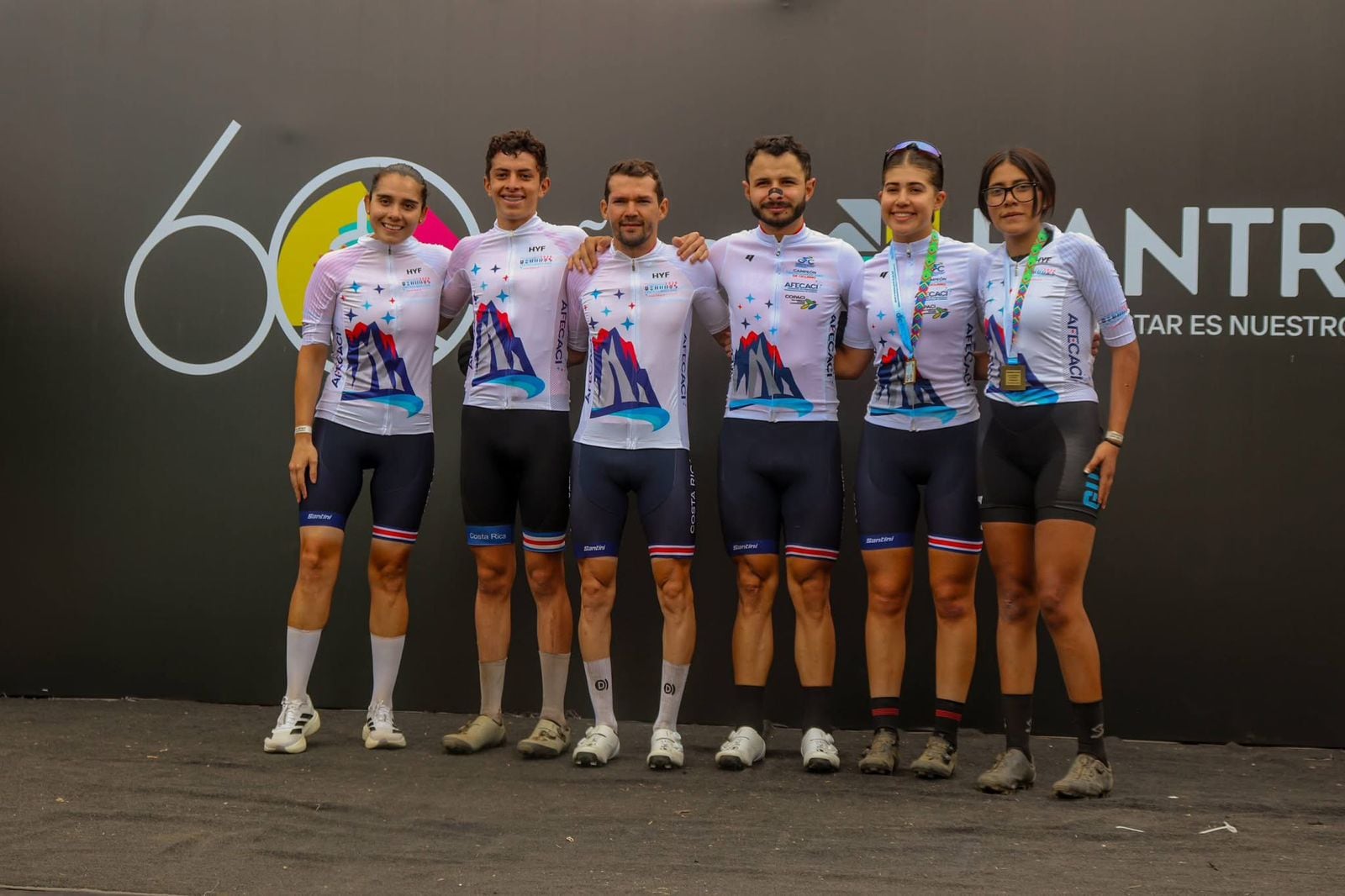 Centroamericano de Ciclismo de montaña
Antigua Guatemala
En el orden usual Cristel Espiniza, Alejandro Acuña, Carlos Herrera, Jared Méndez, Isabel García. Junto a ellas Alisson Rodas de Guatemala.
14 de marzo del 2026
Fotografía: Facebook Federación Deportiva de Guatemala.