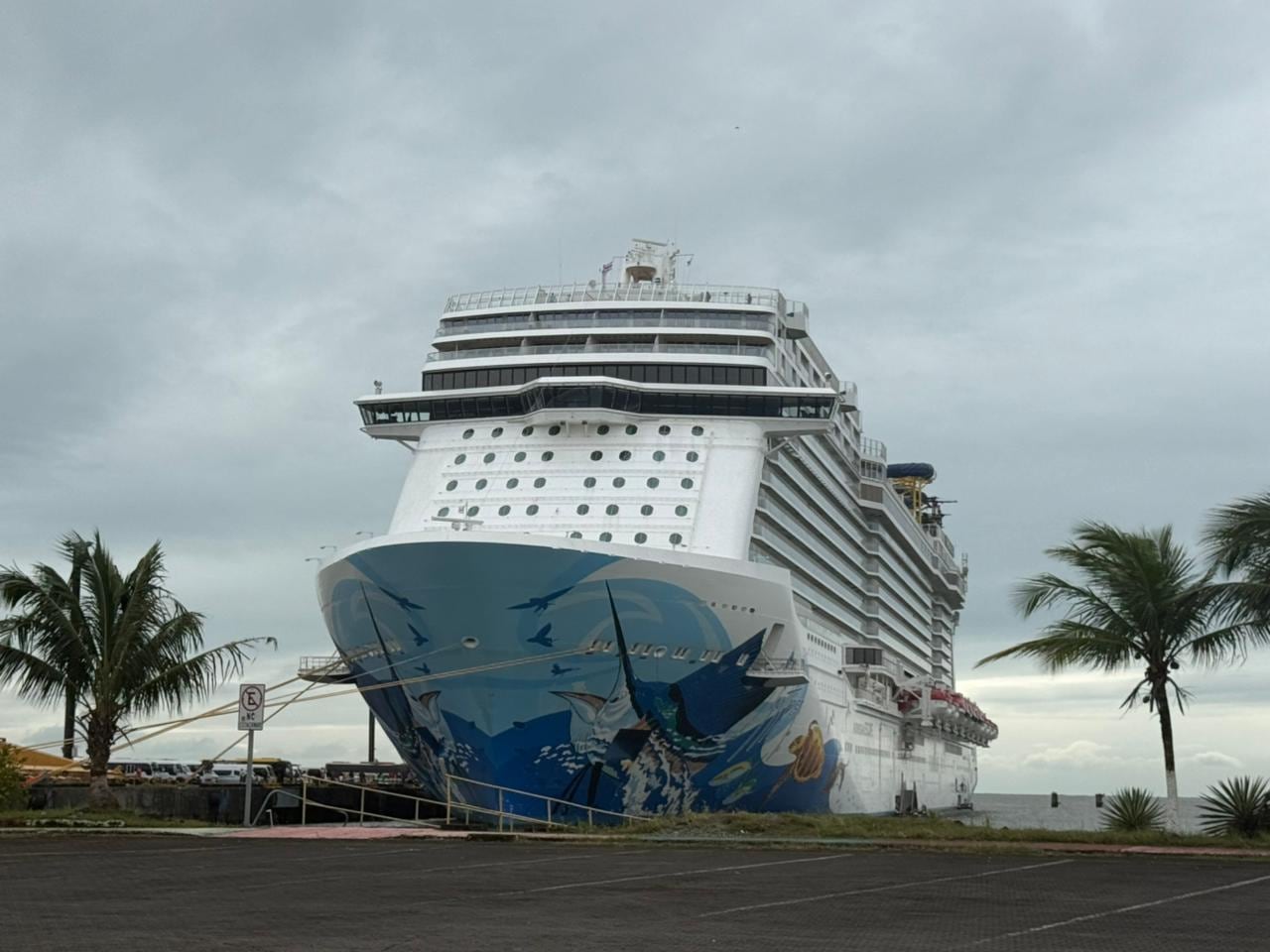 Crucero Norwegian Escape arribó este sábado a Limón.