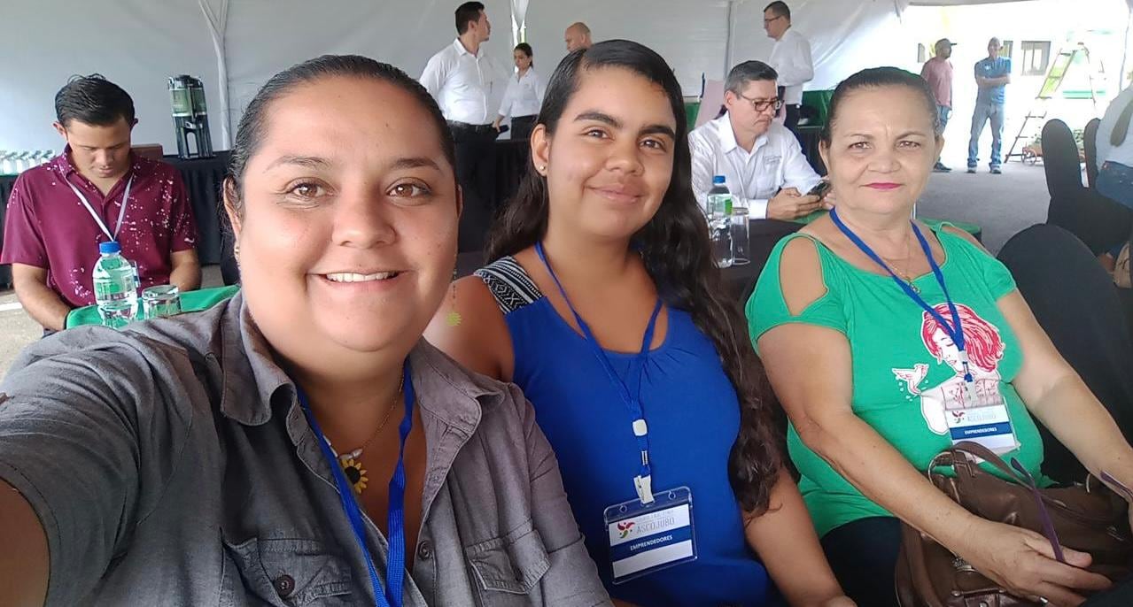 Cuatro vecinas de Guácimo de Limón crearon un emprendimiento para elaborar pañales para mulas que son empleadas en una finca bananera de la zona.