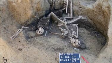 Arqueólogos encuentran antiguo pozo lleno de huesos de soldados romanos
