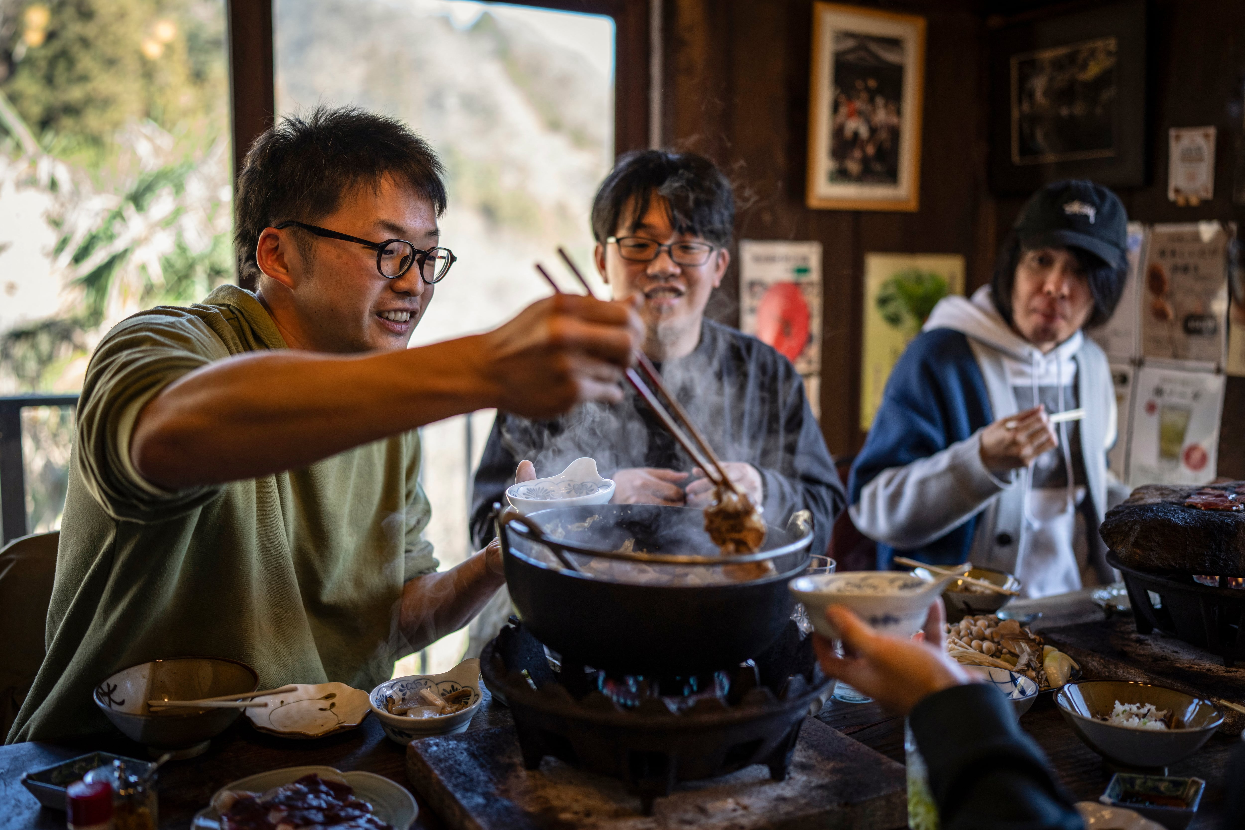 Personas comiendo una olla caliente de carne de oso en un restaurante de Chichibu, prefectura de Saitama.
