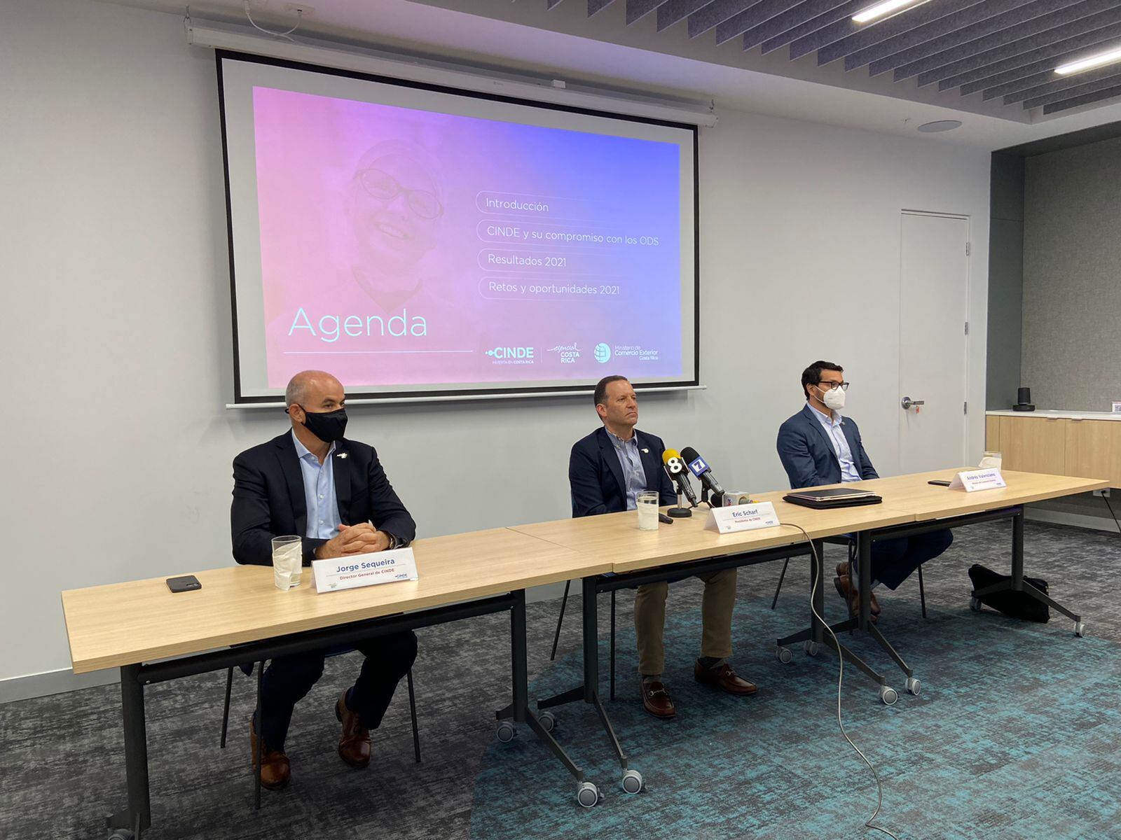 Jorge Sequeira (izquierda), Eric Eric Scharf (centro), presidente de Cinde, y Andrés Valenciano, ministro del Comex resaltaron la buena presencia de Costa Rica en el ámbito de atracción de empresas. Foto: Nicole Pérez