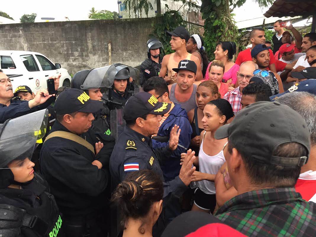 Migración advierte que no seguirá fomentando el delito de tráfico de almas, por lo que no aceptará más ingresos de cubanos ilegales por Paso Canoas.