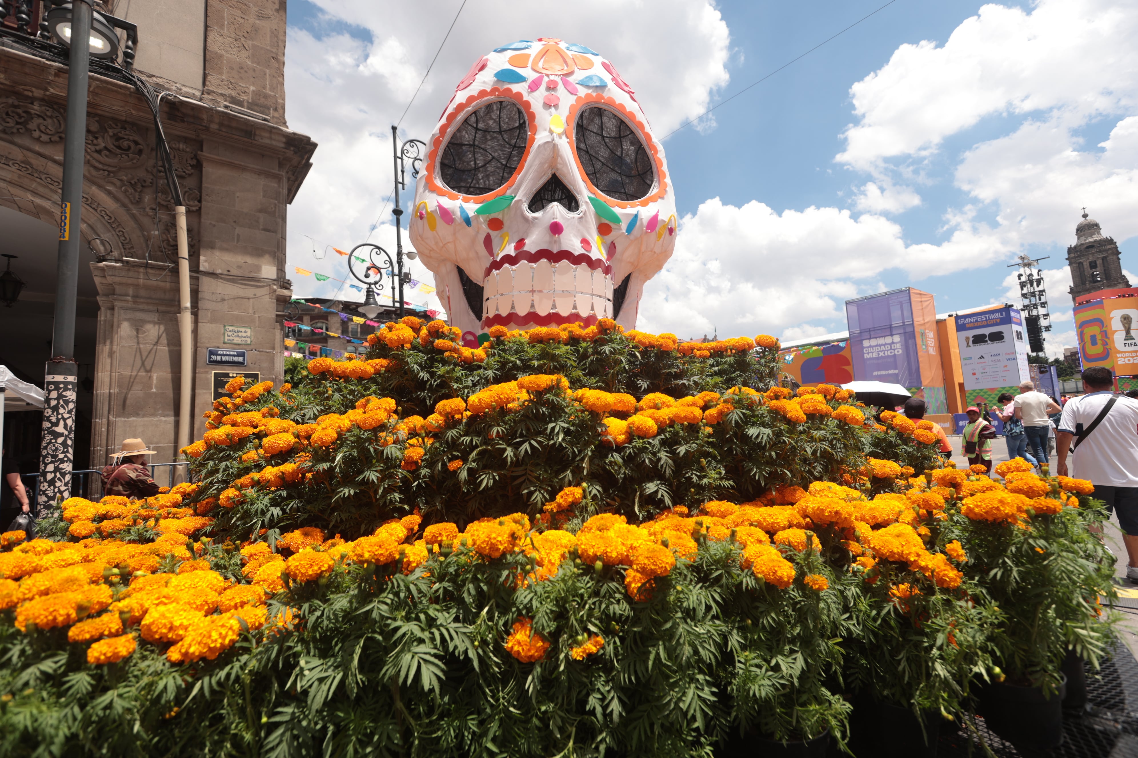 Entre decoraciones de flores y una calavera (característica del Día de los Muertos) adornan el Fan Fest.