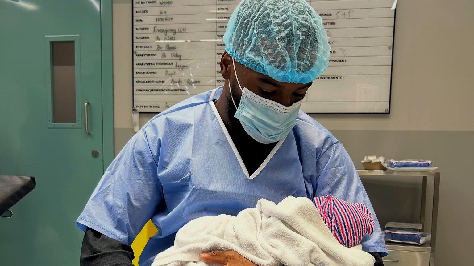 Duckens Nazon con su hija recien nacida