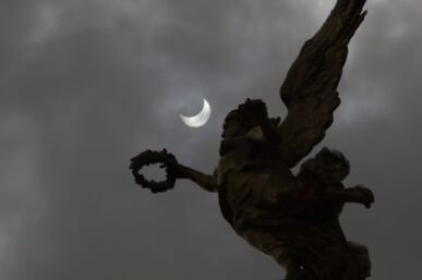 El Ángel de la Independencia, corazón de Ciudad de México durante el eclipse solar. Foto: Carlos Odín / EL UNIVERSAL