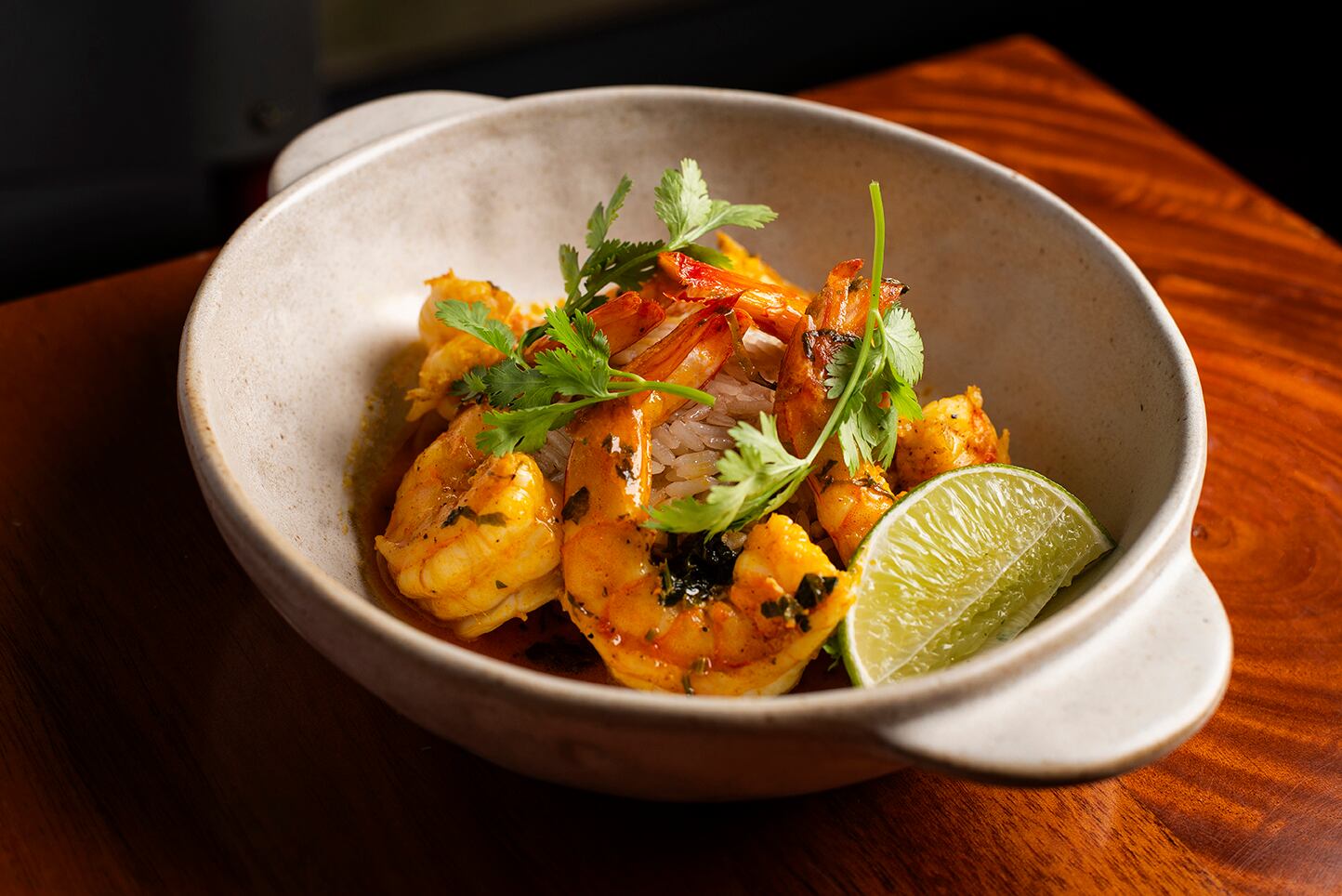 Los camarones con mantequilla de achiote y culantro coyote, servidos con arroz de coco, son una reciente adición al menú. Cortesía: Buchón.