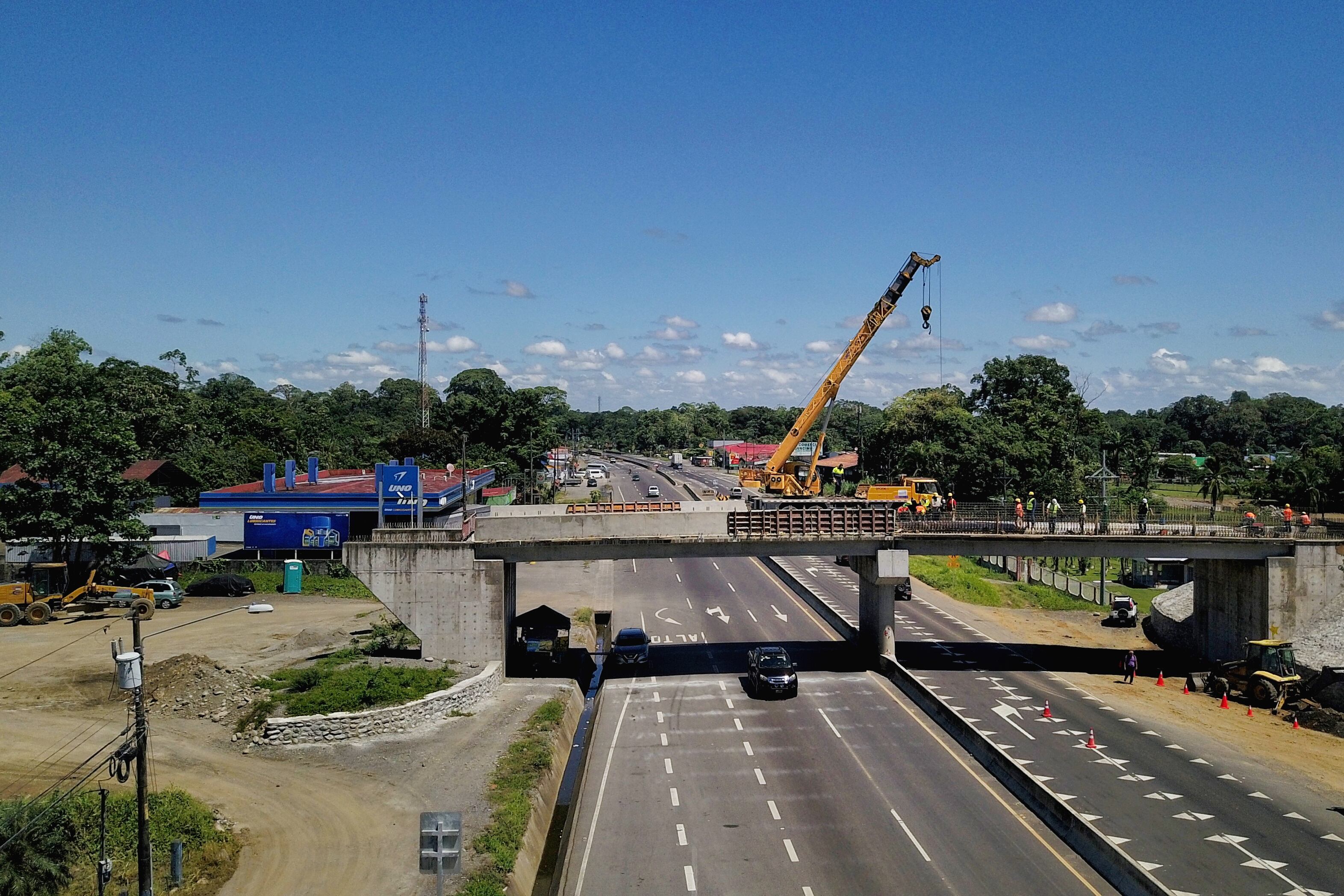 28/08/2024/ Obras ruta 32 / Siquirres / falta puentes peatonales / foto John Durán