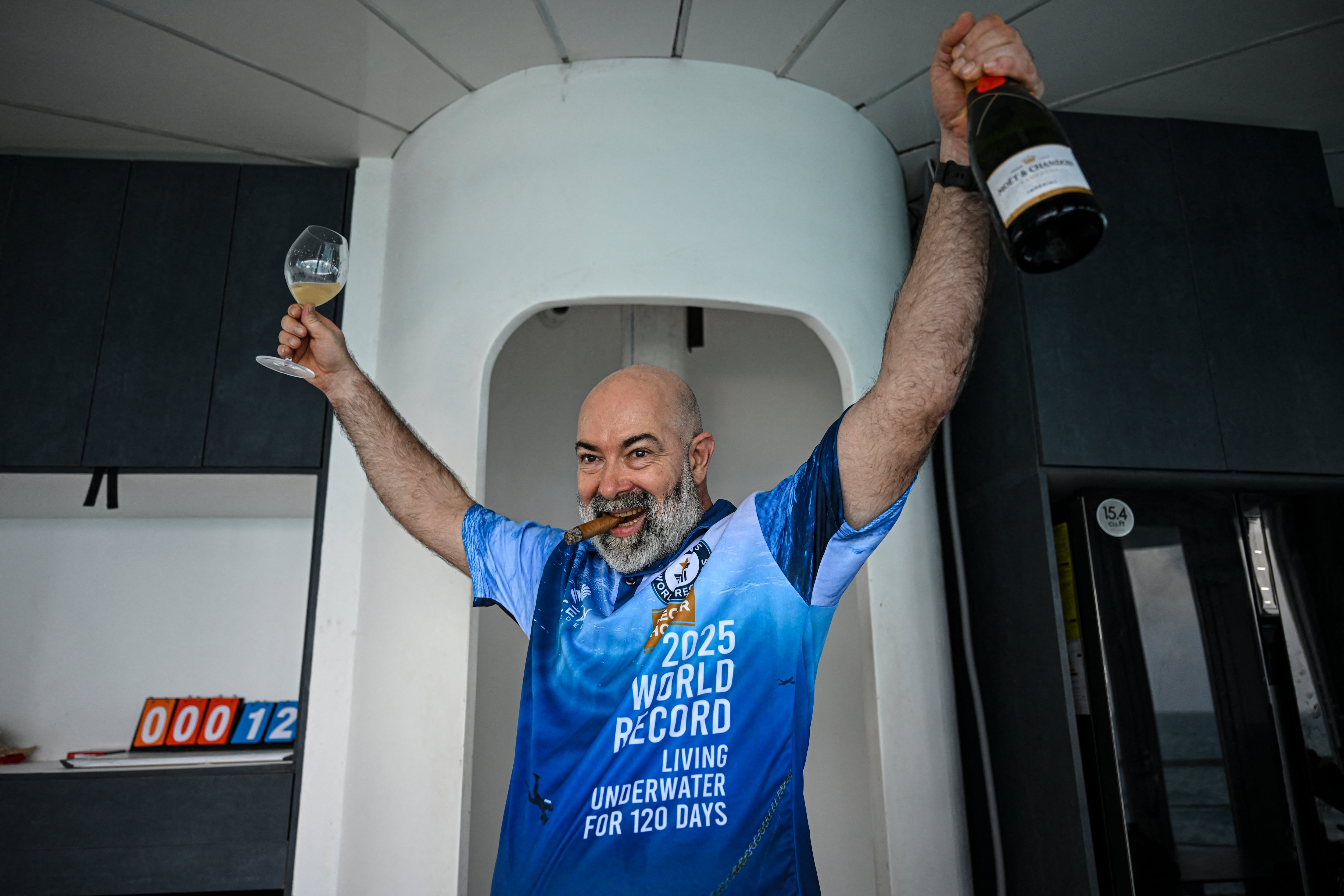 El ingeniero aeroespacial alemán Rudiger Koch, de 59 años, observa a través de una ventana dentro de una habitación submarina frente a la costa de Puerto Lindo, Panamá, el 24 de enero de 2025. Ese día, Koch está a punto de romper el récord mundial Guinness por vivir en el océano a una profundidad de once metros durante 121 días. (Foto de MARTIN BERNETTI / AFP)