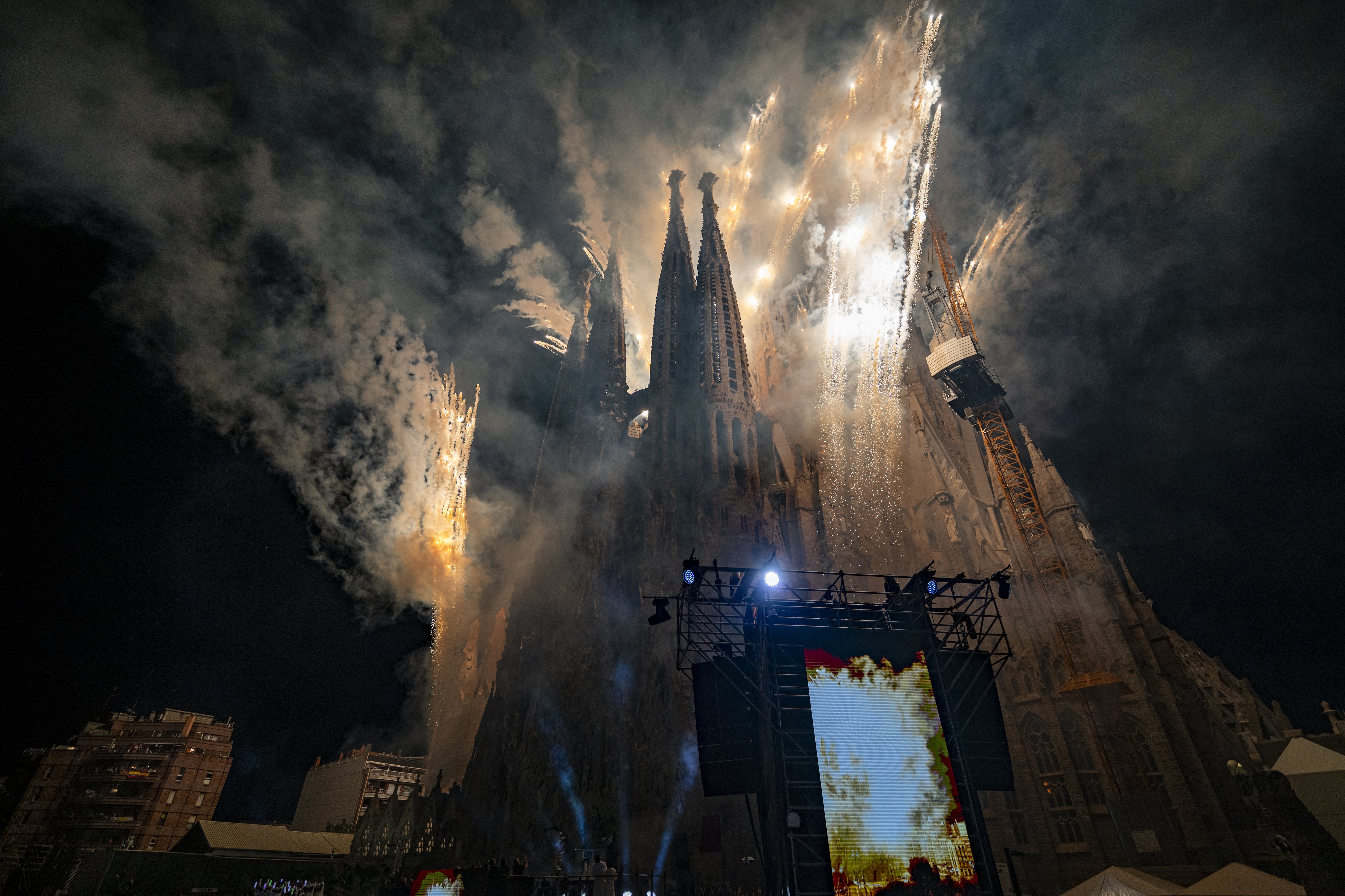 Papa Leon XIV bendice la alta torre de la Sagrada Familia de Barcelona con gran espectáculo