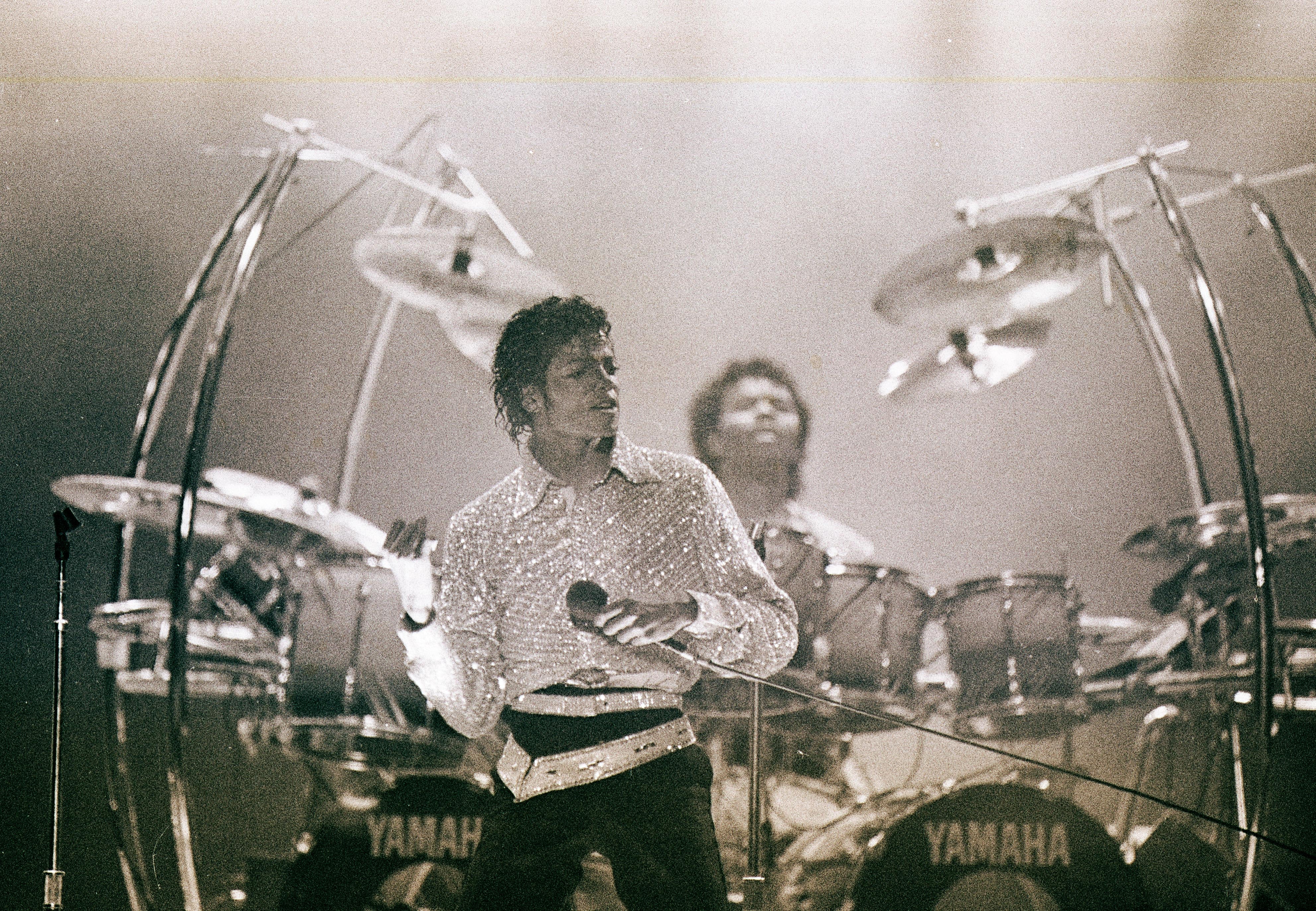 La película sobre Michael Jackson debuta con baja calificación y críticas por centrarse más en el espectáculo que en su historia.