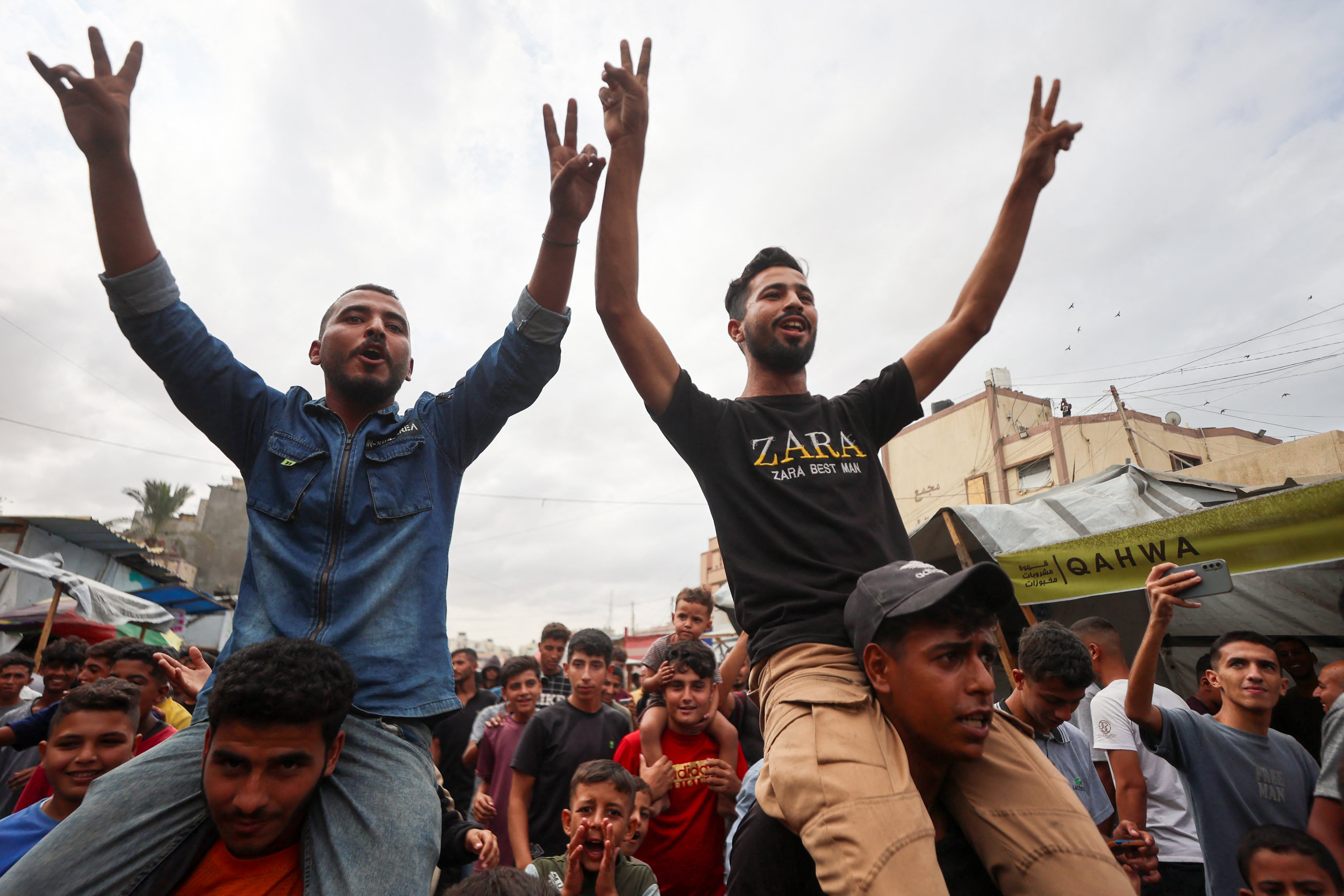 Palestinos celebran en Jan Yunis este 9 de octubre la noticia de un nuevo acuerdo de alto el fuego en Gaza. Israel y Hamás acordaron el 9 de octubre un alto el fuego en Gaza para liberar a los rehenes que aún siguen vivos, un paso importante para poner fin a una guerra que ha matado a decenas de miles de personas y ha desatado una catástrofe humanitaria. Fotografía: