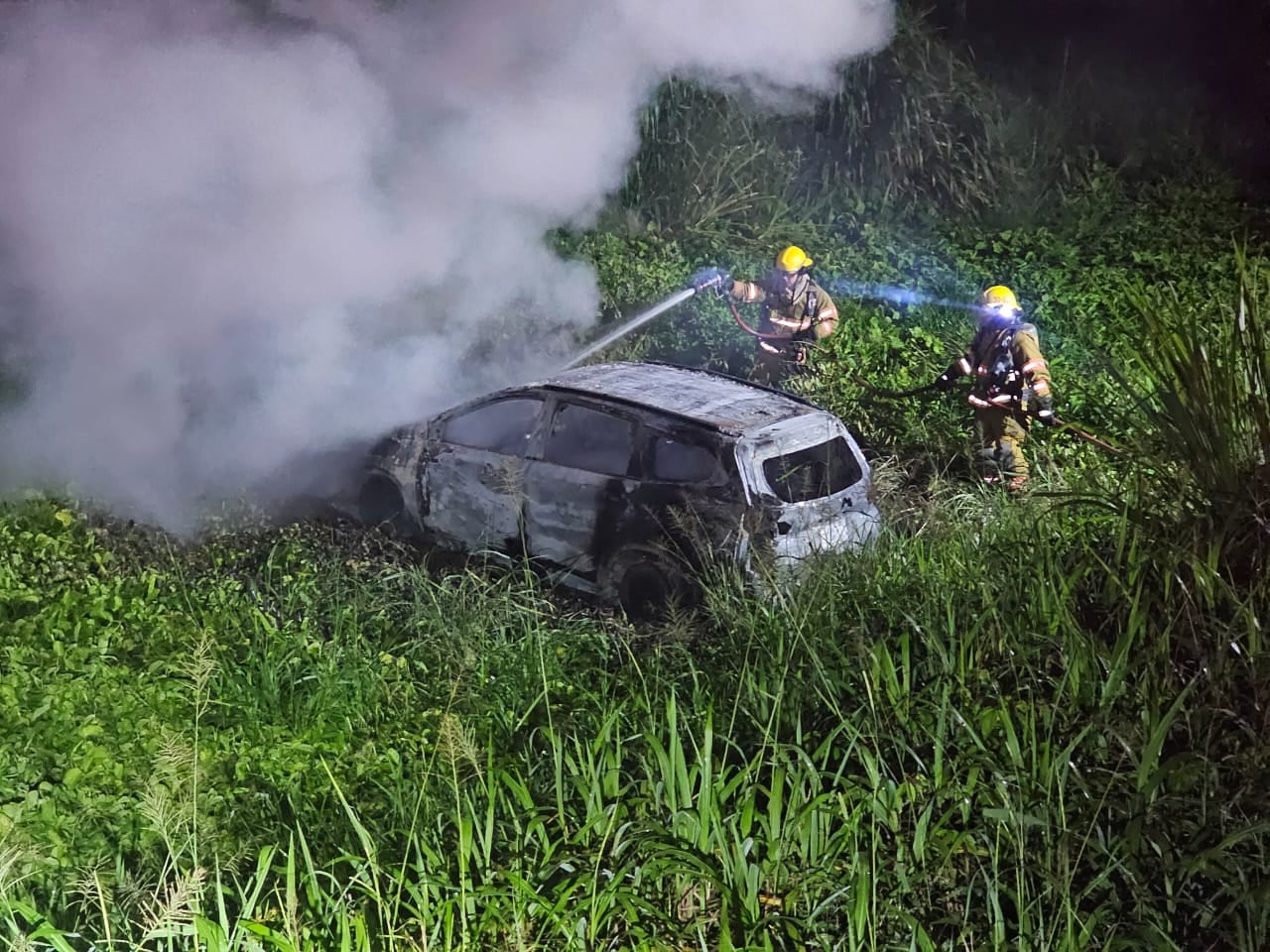 Accidente de tránsito en Aguas Zarcas de San Carlos deja un carro quemado
