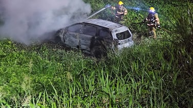 Aparatoso choque en San Carlos deja un vehículo destruido por el fuego