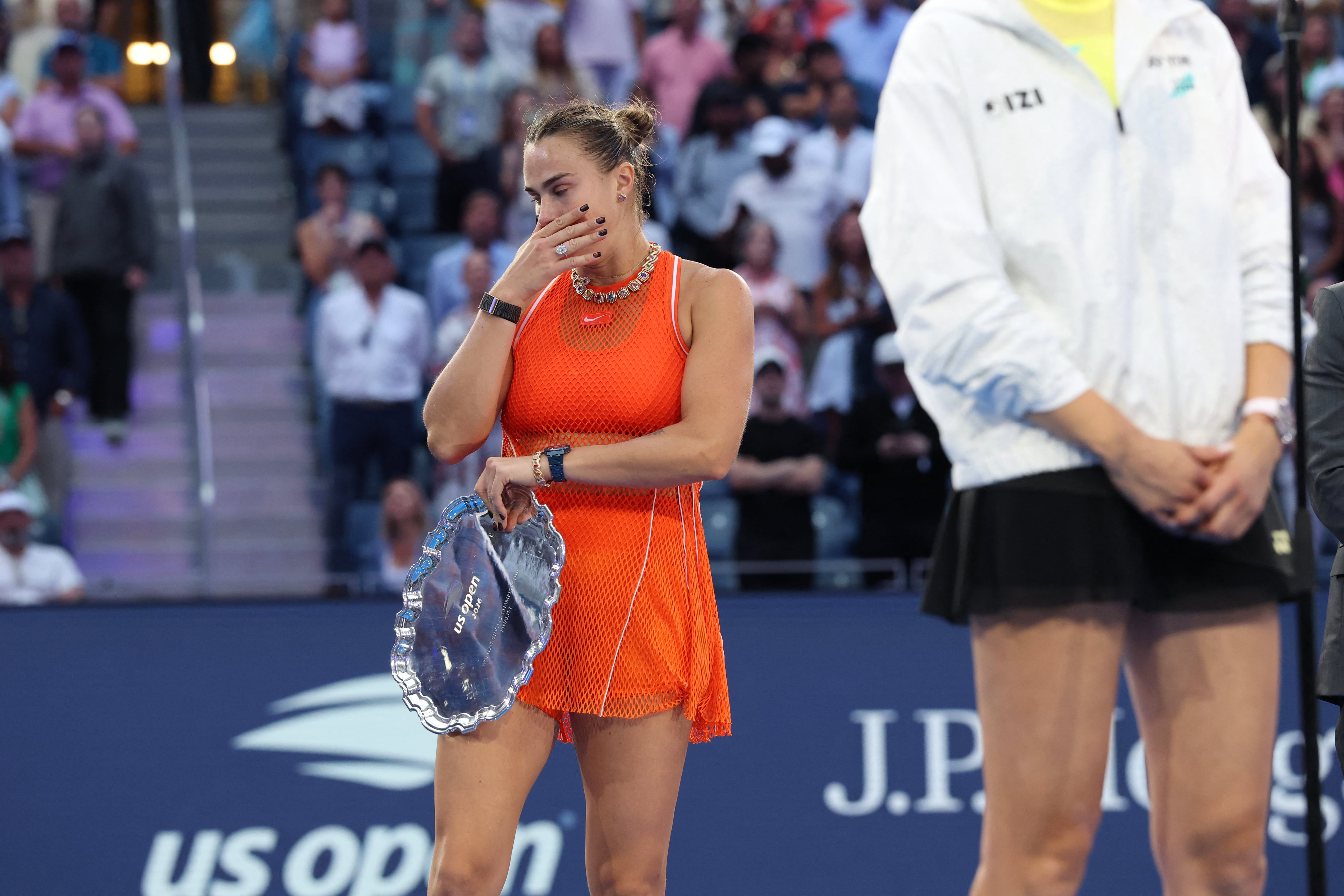 La tenista bielorrusa Aryna Sabalenka reaccionó de esta forma durante la ceremonia de premiación del US Open, cuya final perdió ante Elena Rybakina.