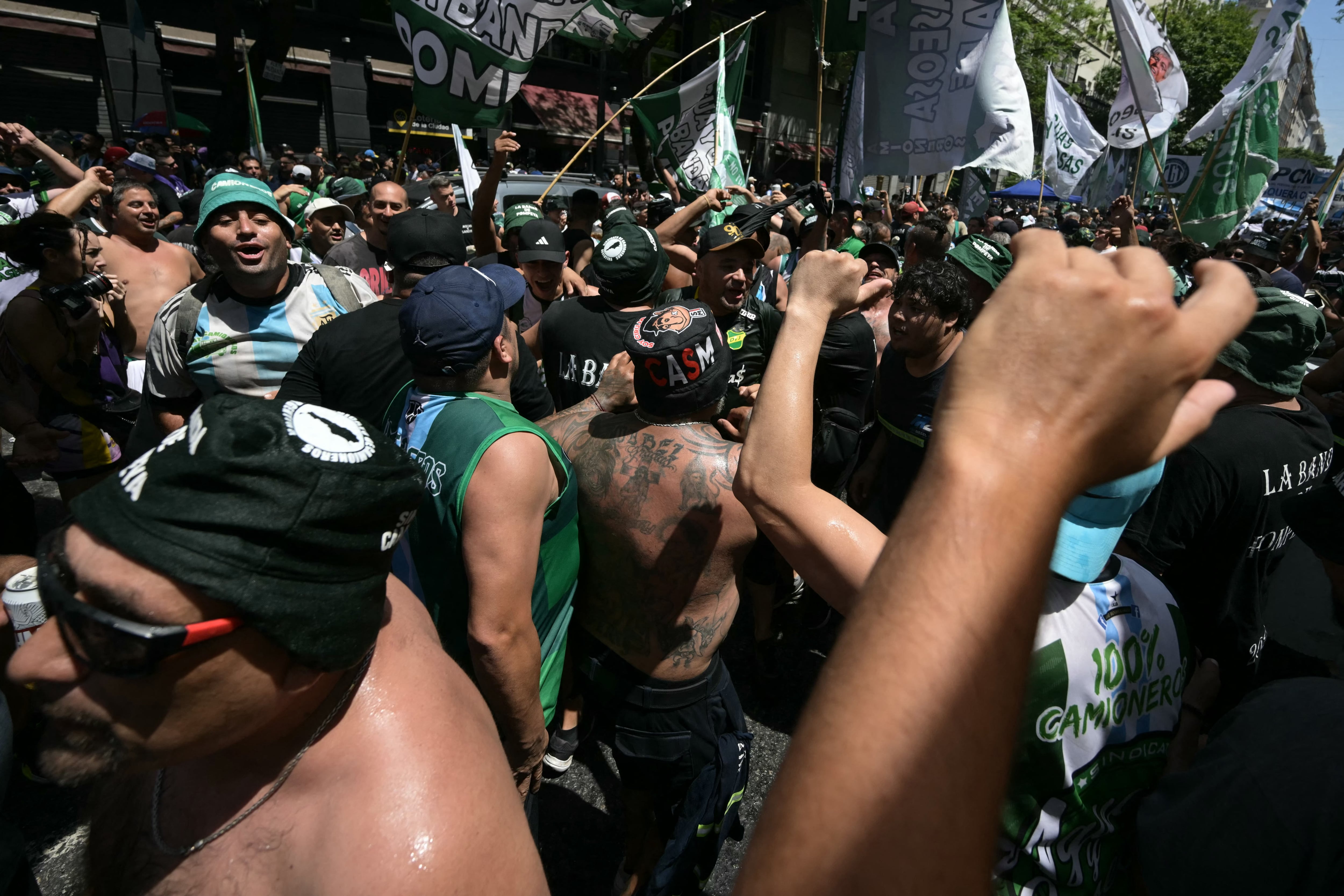 Miembros del sindicato de camioneros tocan instrumentos durante una protesta organizada por sindicatos argentinos en la Plaza de Mayo de Buenos Aires, el 18 de diciembre de 2025.
