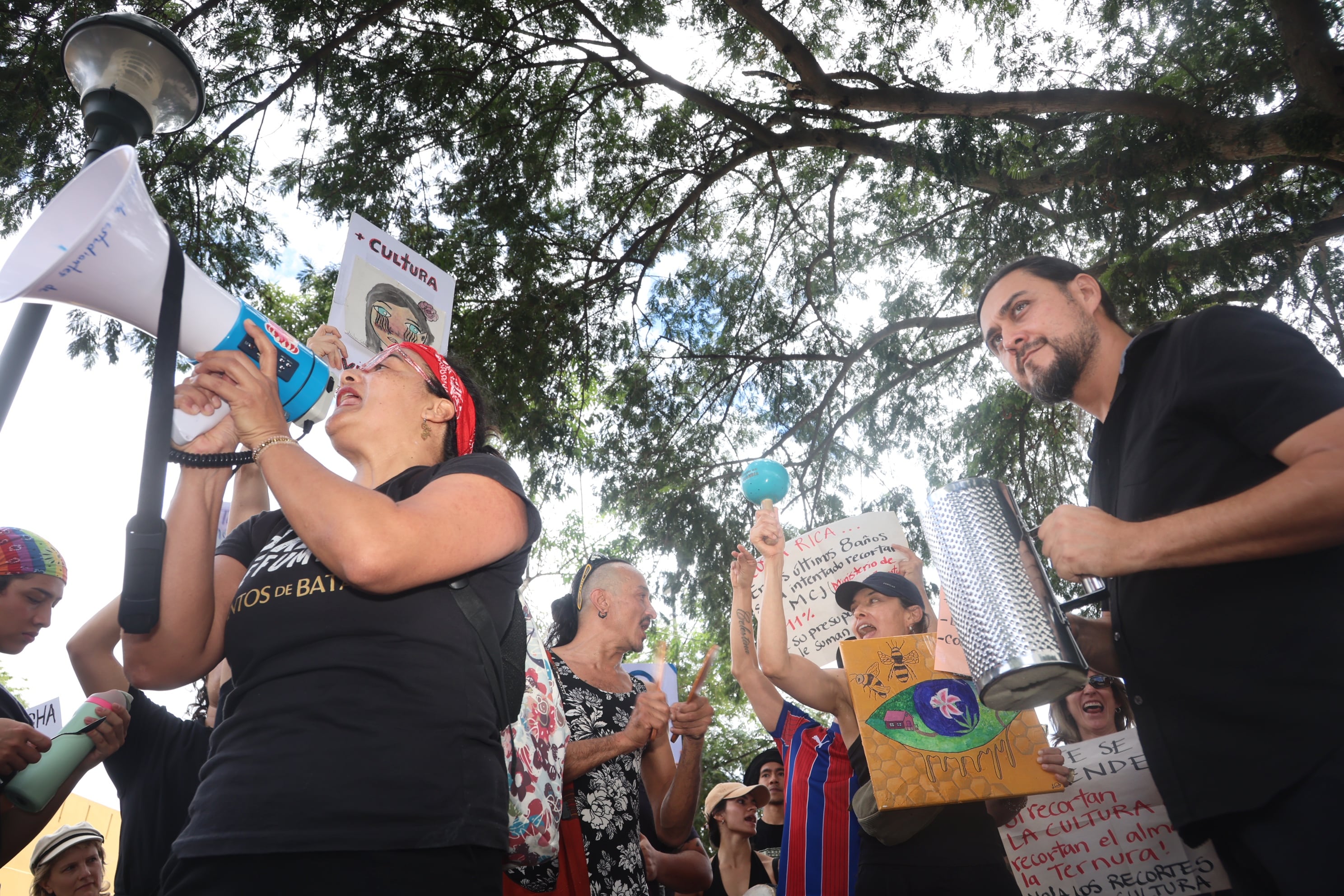 Plantón realizado frente a la asamblea legislativa en contra del recorte a la cultura/ foto John Durán