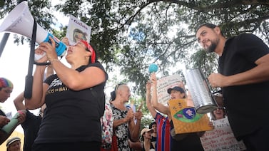 Entre carteles, música y consignas: artistas alzan la voz contra posibles recortes al presupuesto de Cultura