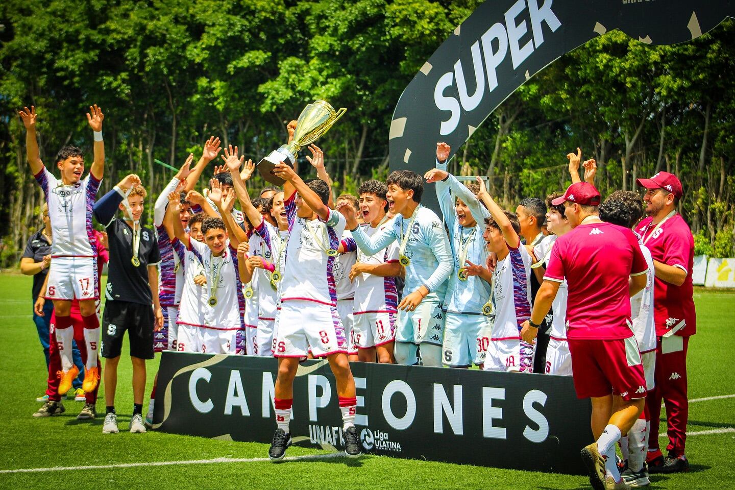 La U-14 de Saprissa se quedó con la Supercopa desde los lanzamientos de penal. El partido contra Alajuelense finalizó 3-3 y en penales, los morados se dejaron la serie por 5-6.