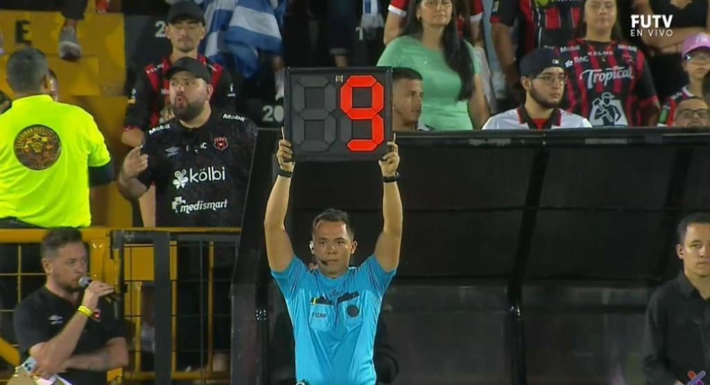 Este fue el anuncio que hizo el cuarto árbitro del juego entre Alajuelense y Cartaginés. Fotografía: Transmisión televisiva