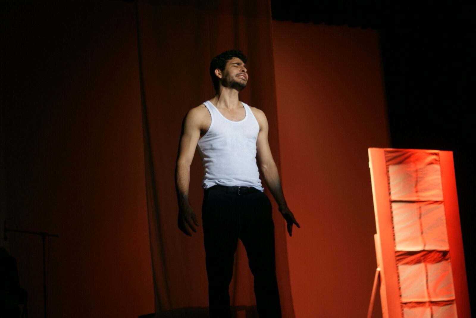 Valverde es egresado del Taller Nacional de Teatro, experiencia que describe como 'su salvación' en medio de una crisis personal.