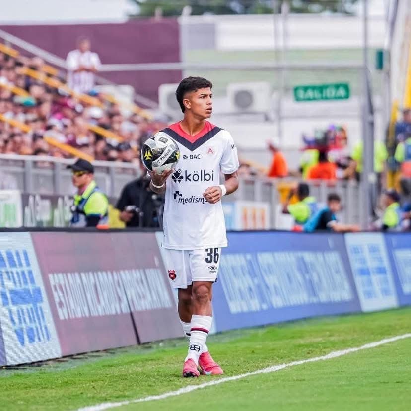 Isaac Badilla jugó con mucha personalidad, como si fuese muy experimentado.