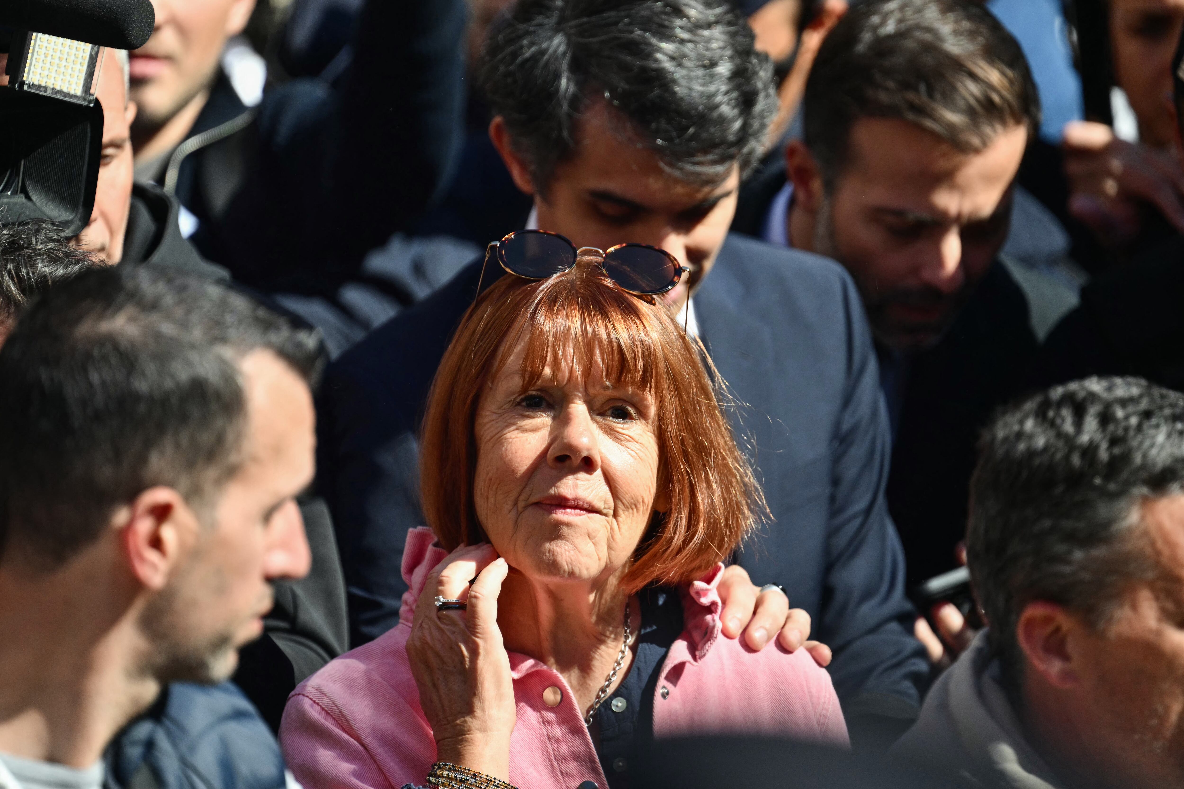 Gisele Pelicot pronuncia un discurso fuera del tribunal antes del juicio de apelación en el caso de violación de Mazan en el juzgado de Nimes, en el sur de Francia, el 6 de octubre de 2025.
