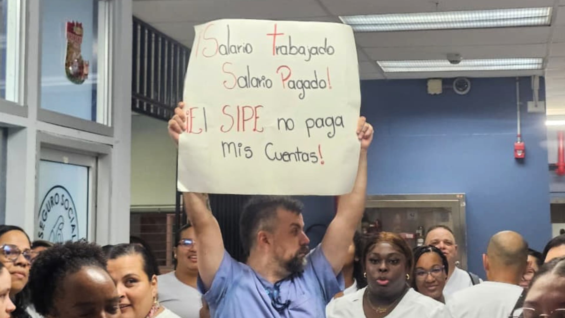 Funcionarios del Hospital Tony Facio Castro protestaron para exigir una solución ante el atraso en el pago de sus salarios.