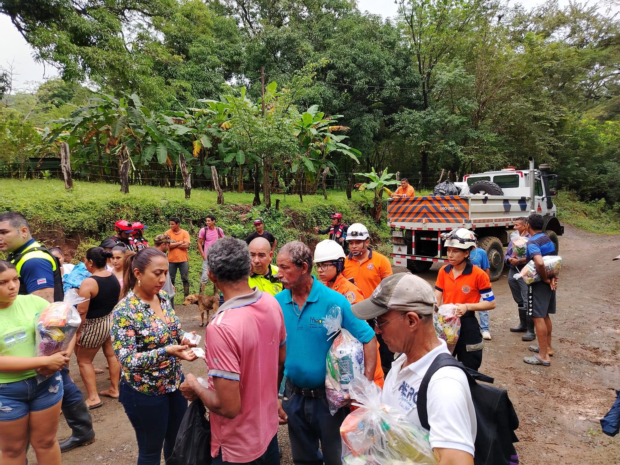 Al mejorar el tiempo y rehabilitarse algunos caminos las ayudas llegan de manera más fluidas a familias como estas de Santa Cruz. Foto: Municipalidad de Santa Cruz.