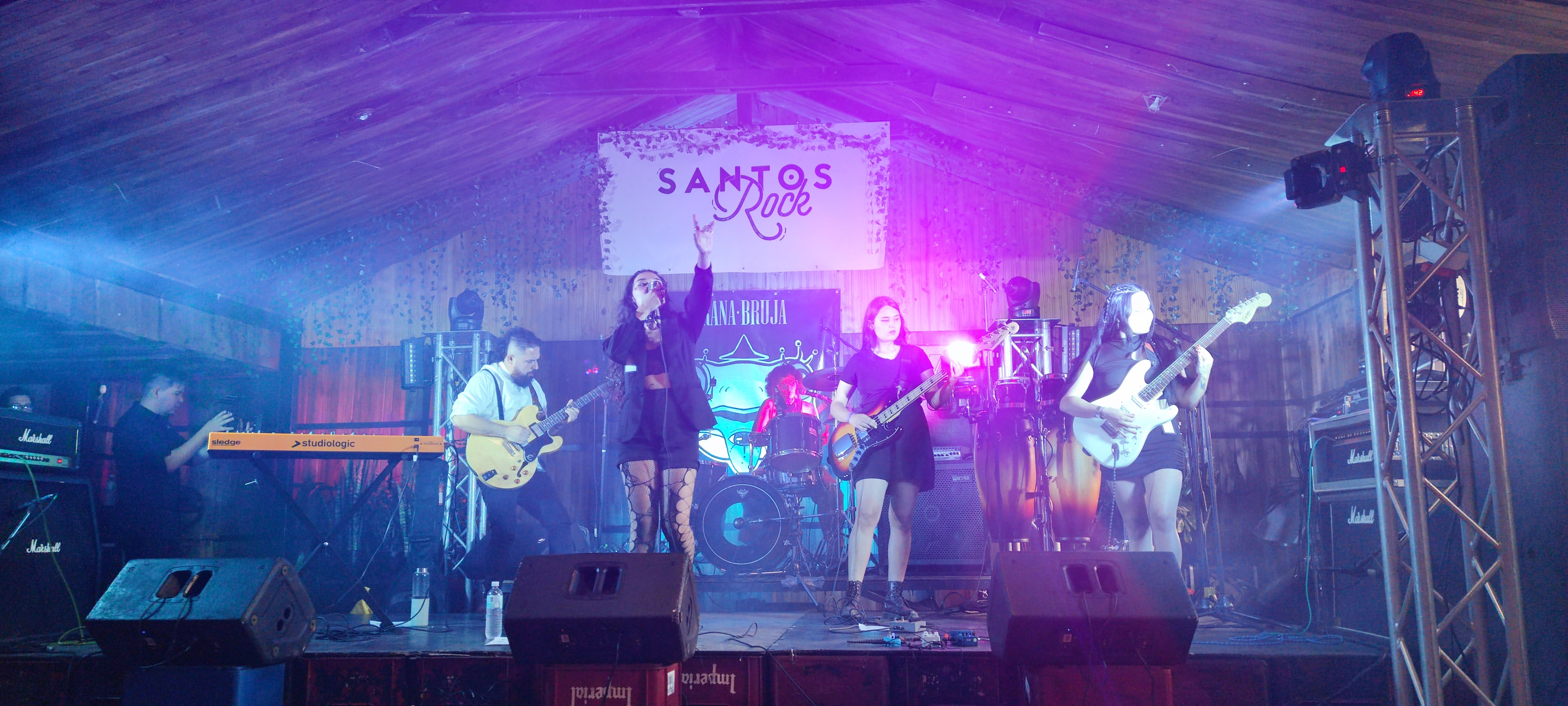 Imagen de una banda de mujeres de música costarricense tocando en el escenario del festival Santos Rock.