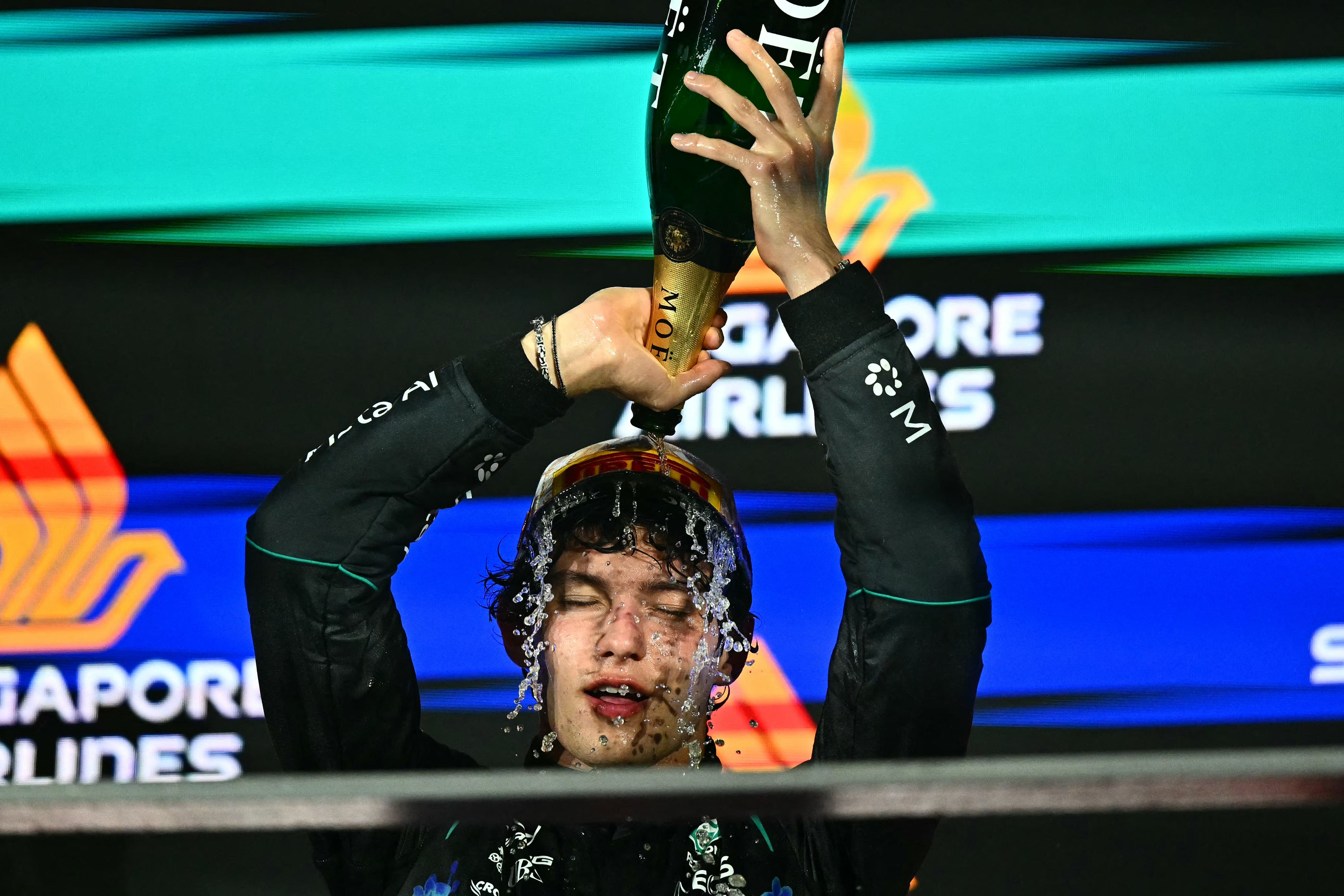El piloto italiano de Mercedes Kimi Antonelli celebra en el podio su tercer lugar en el Gran Premio de Singapur, que lo acerca a su primer título de Fórmula 1.