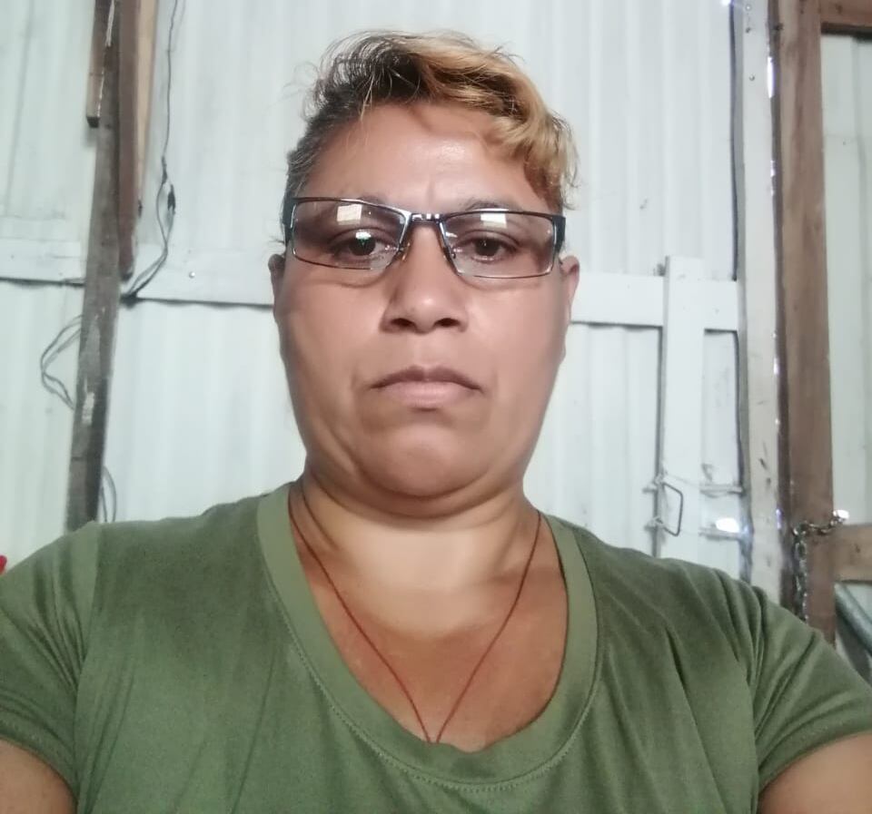 Rosa López, de 46 años, vive en el dique La Mora, en Guadalupe de Cartago, su casa está a solo un metro del deslizamiento que el viernes cayó al río Reventado. Foto: Cortesía.