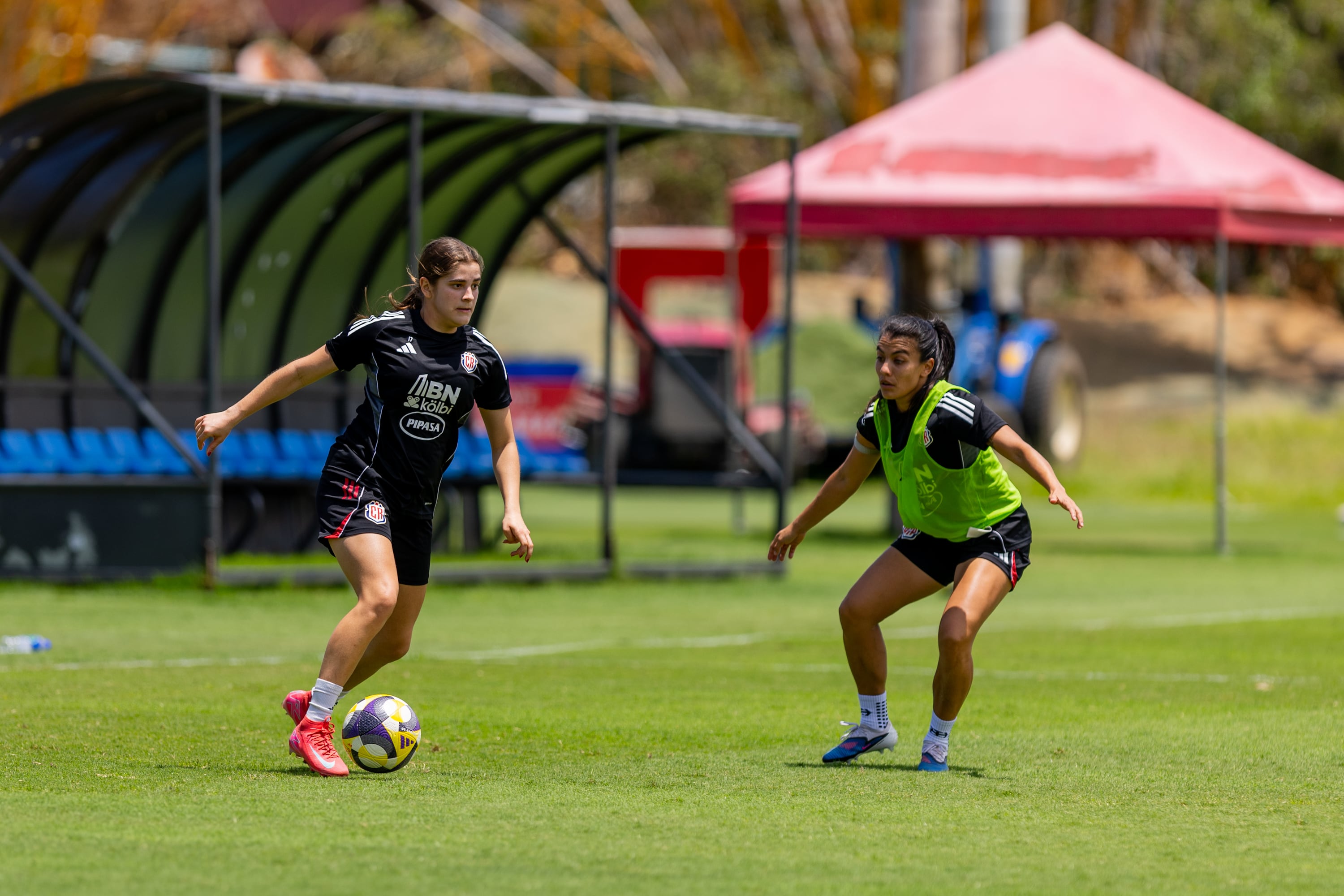 Alexa Herrera y Gabriela Guillén durante una de las prácticas de la Selección Femenina de Costa Rica, en el Complejo FCRF-Plycem.