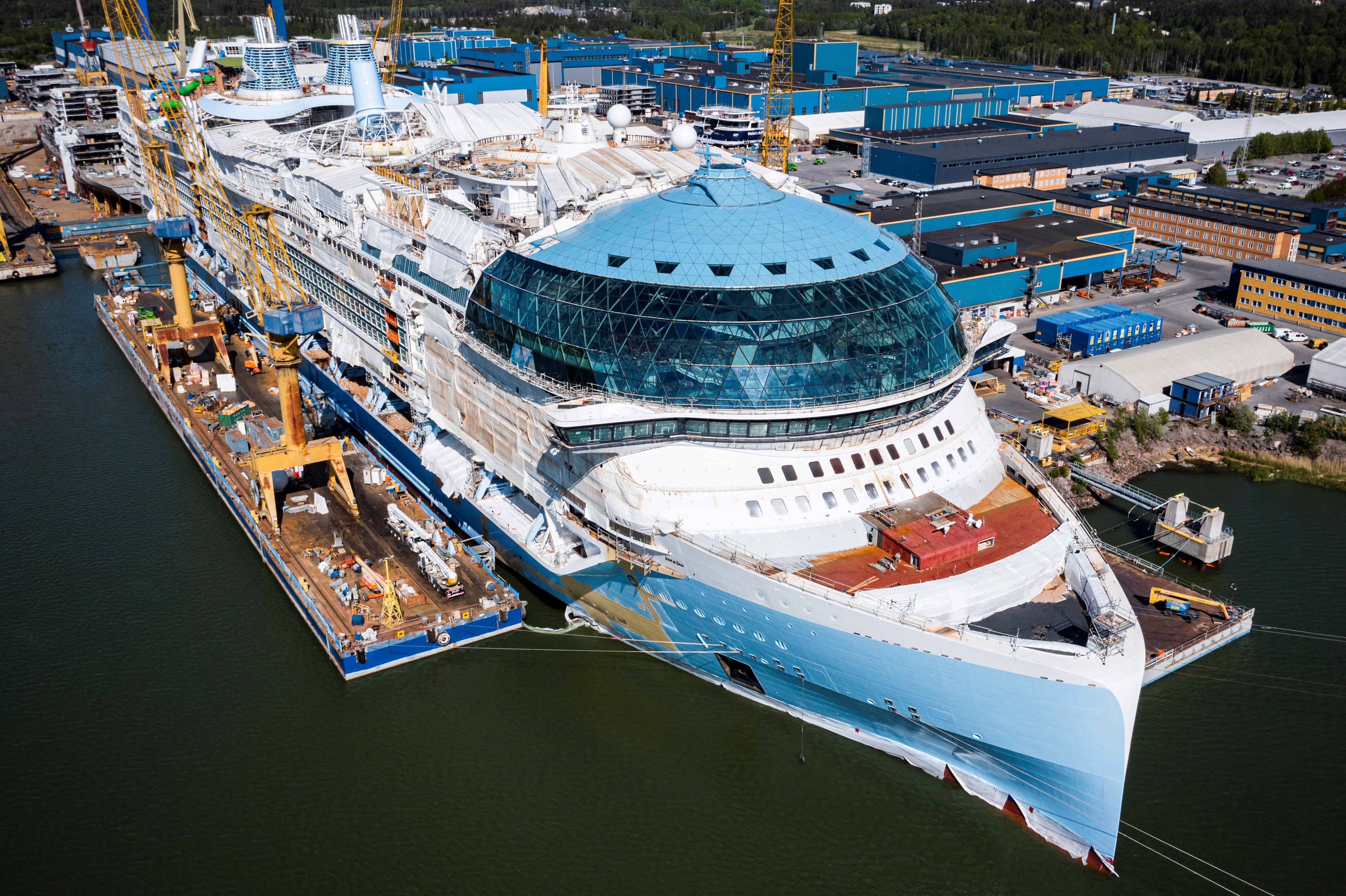 El nuevo y lujoso barco de Royal Caribbean, Icon of the Seas, está a punto de completarse en el astillero de Turku en la costa suroeste de Finlandia, su viaje inaugural está programado para enero de 2024.